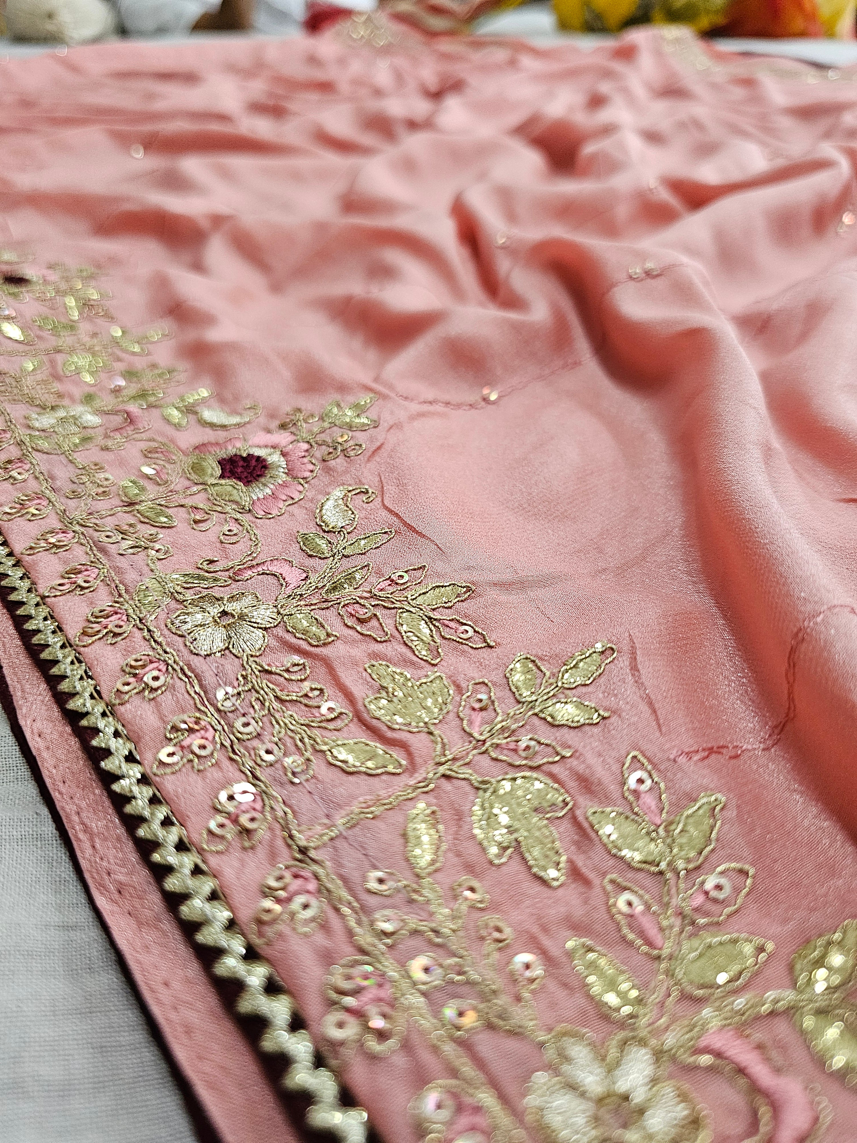 914 एक्सक्लूसिव क्रेप सिल्क डिज़ाइनर साड़ी डिज़ाइनर ज़री और सीक्वेंस वर्क के साथ