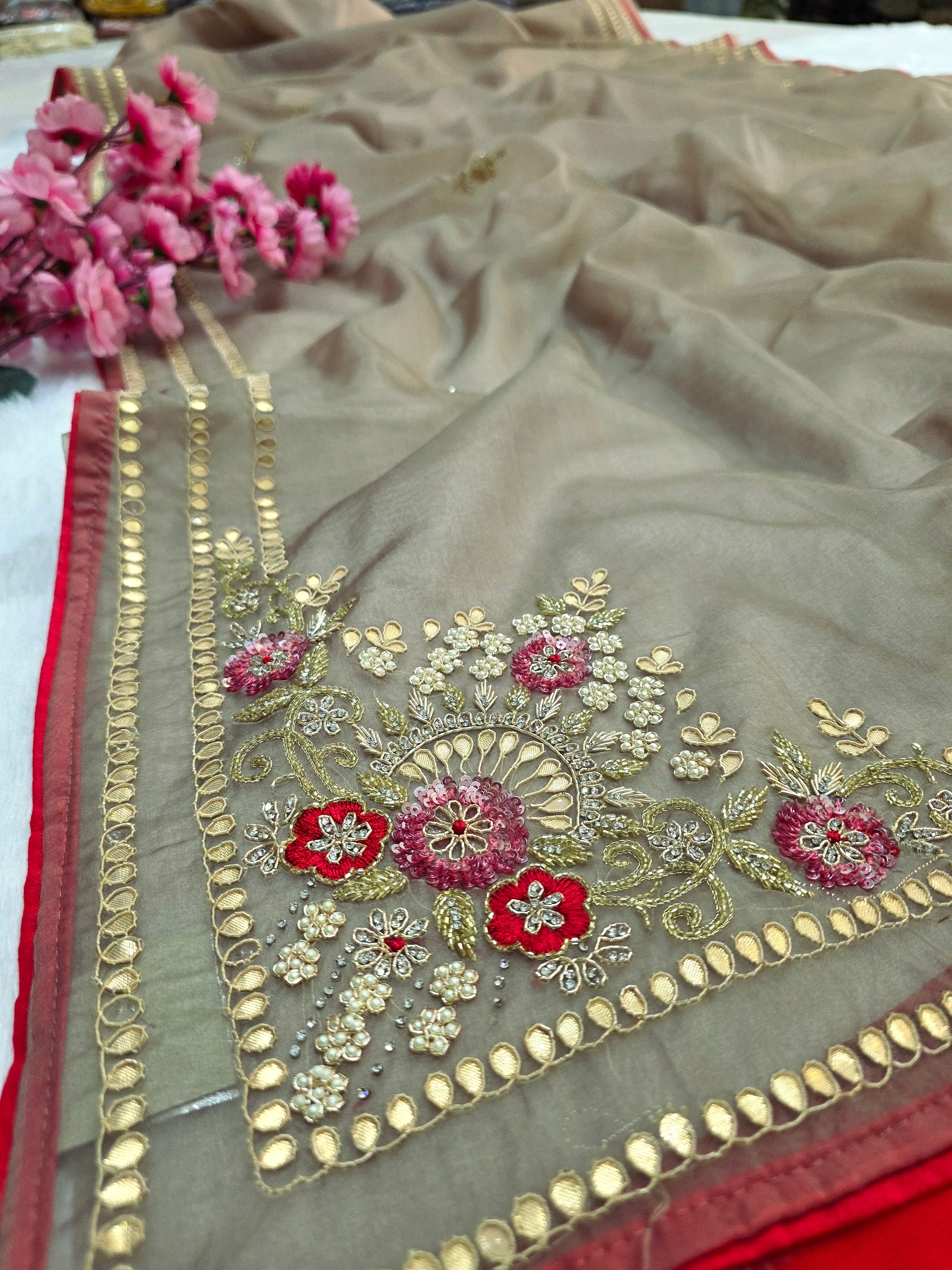 157001 शुद्ध रूसी सिल्क पार्टी वियर डिजाइनर साड़ी भारी कटदाना काम के साथ 