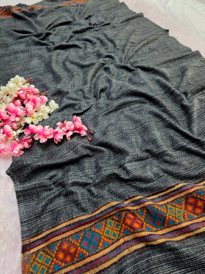 682011 ट्रेंडिंग अजरख प्रिंट इटैलियन क्रेप सिल्क साड़ी - मस्टर्ड 