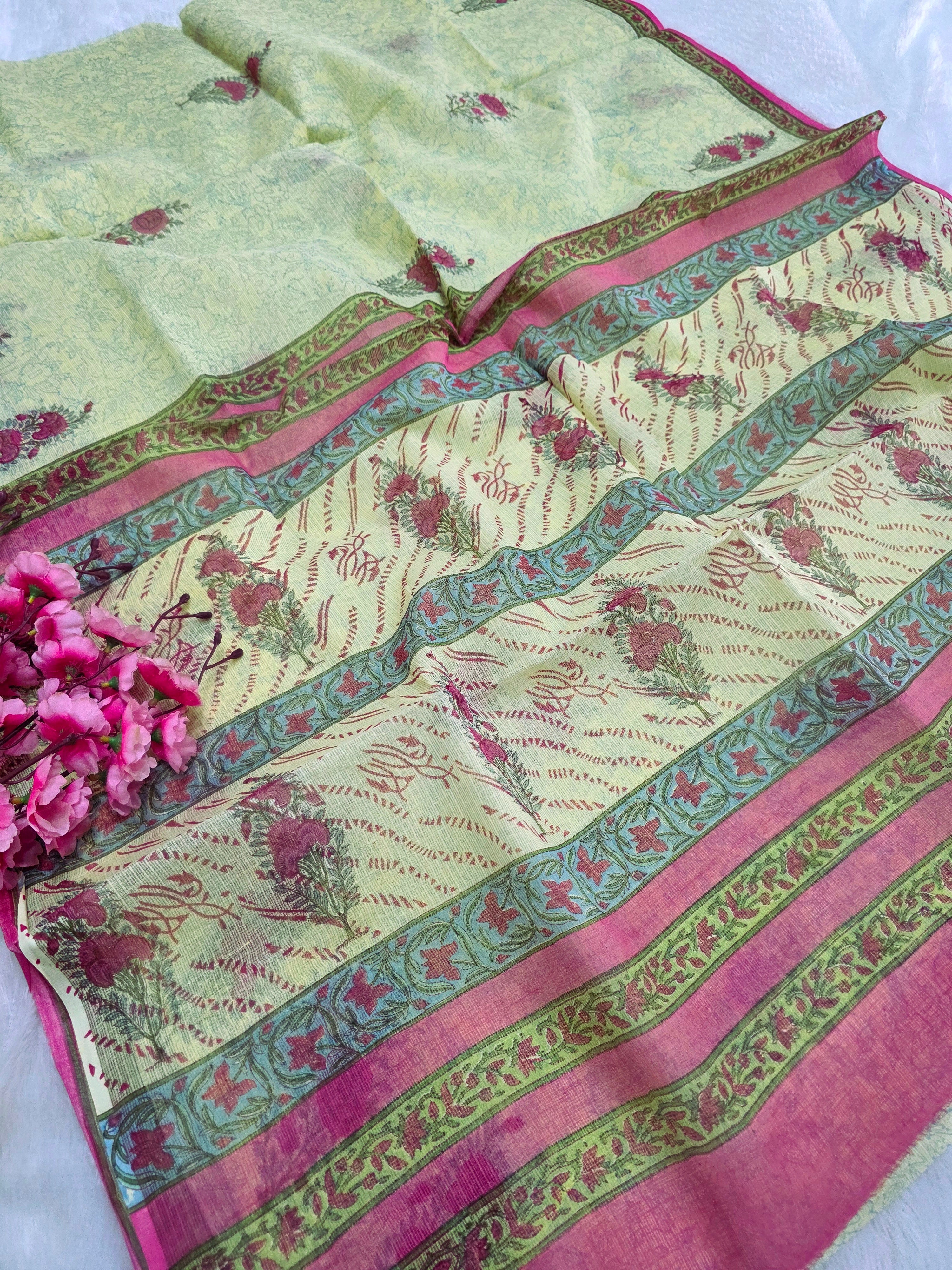 595002 शुद्ध कोटा डोरिया हैंडब्लॉक्ड प्रिंटेड साड़ी 