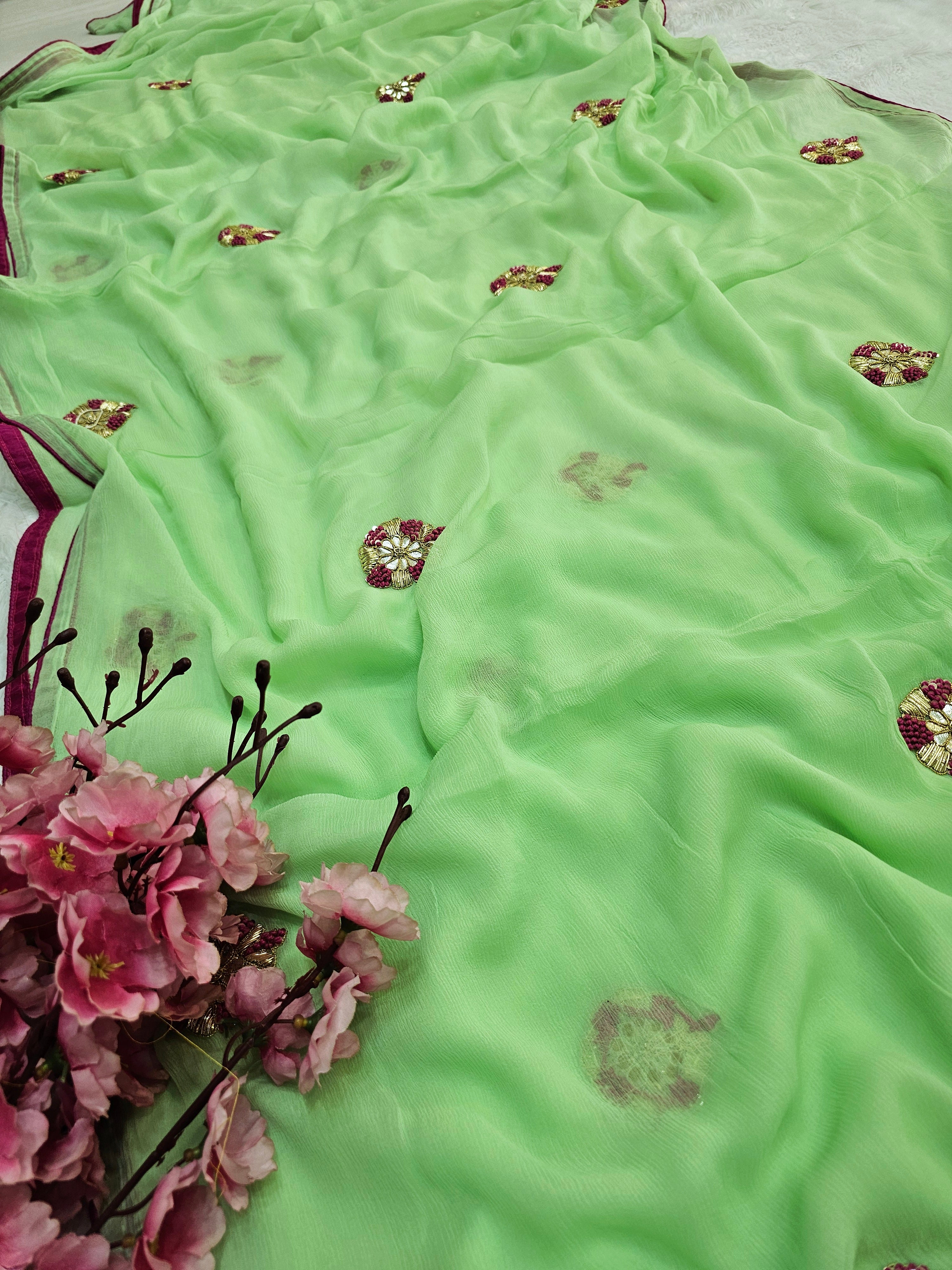 160002 भारी अनुक्रम हाथ के काम के साथ शुद्ध शिफॉन साड़ी 