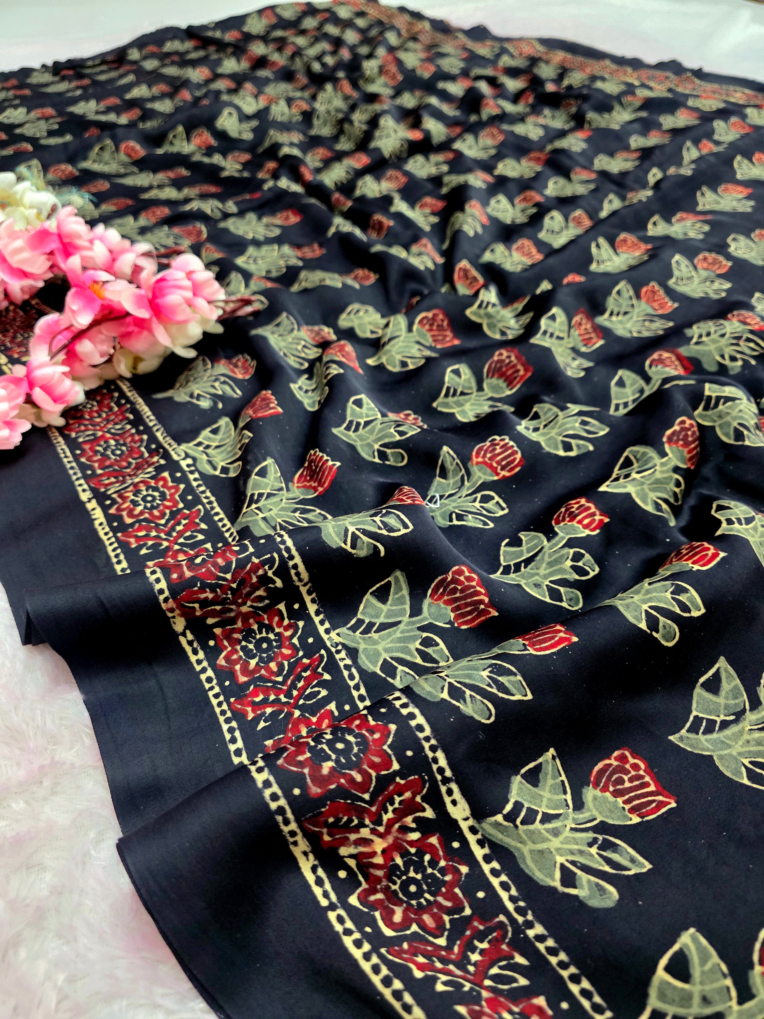 682002 ट्रेंडिंग अजरख प्रिंट इटैलियन क्रेप सिल्क साड़ी 