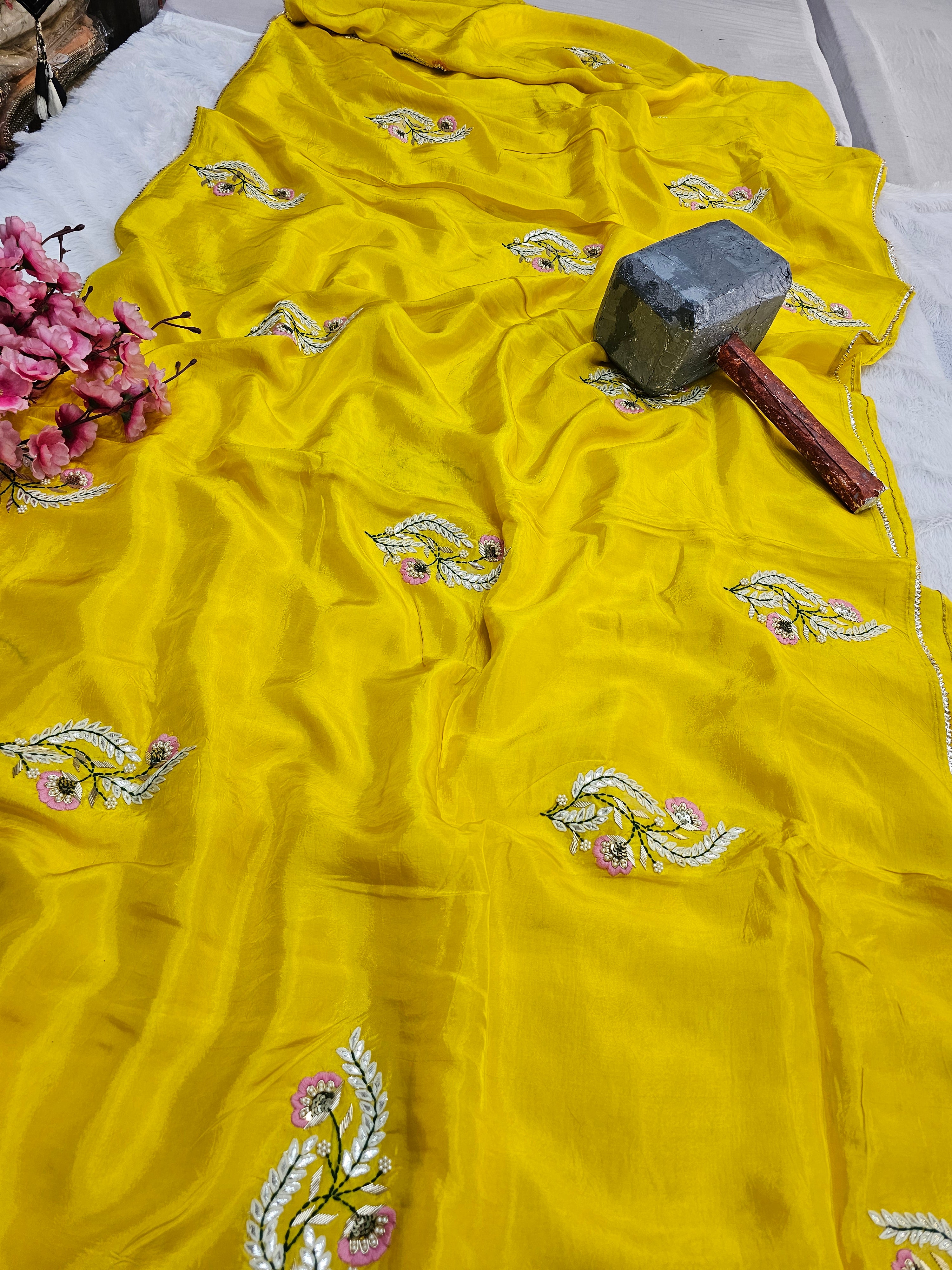 160002 भारी अनुक्रम हाथ के काम के साथ शुद्ध शिफॉन साड़ी 