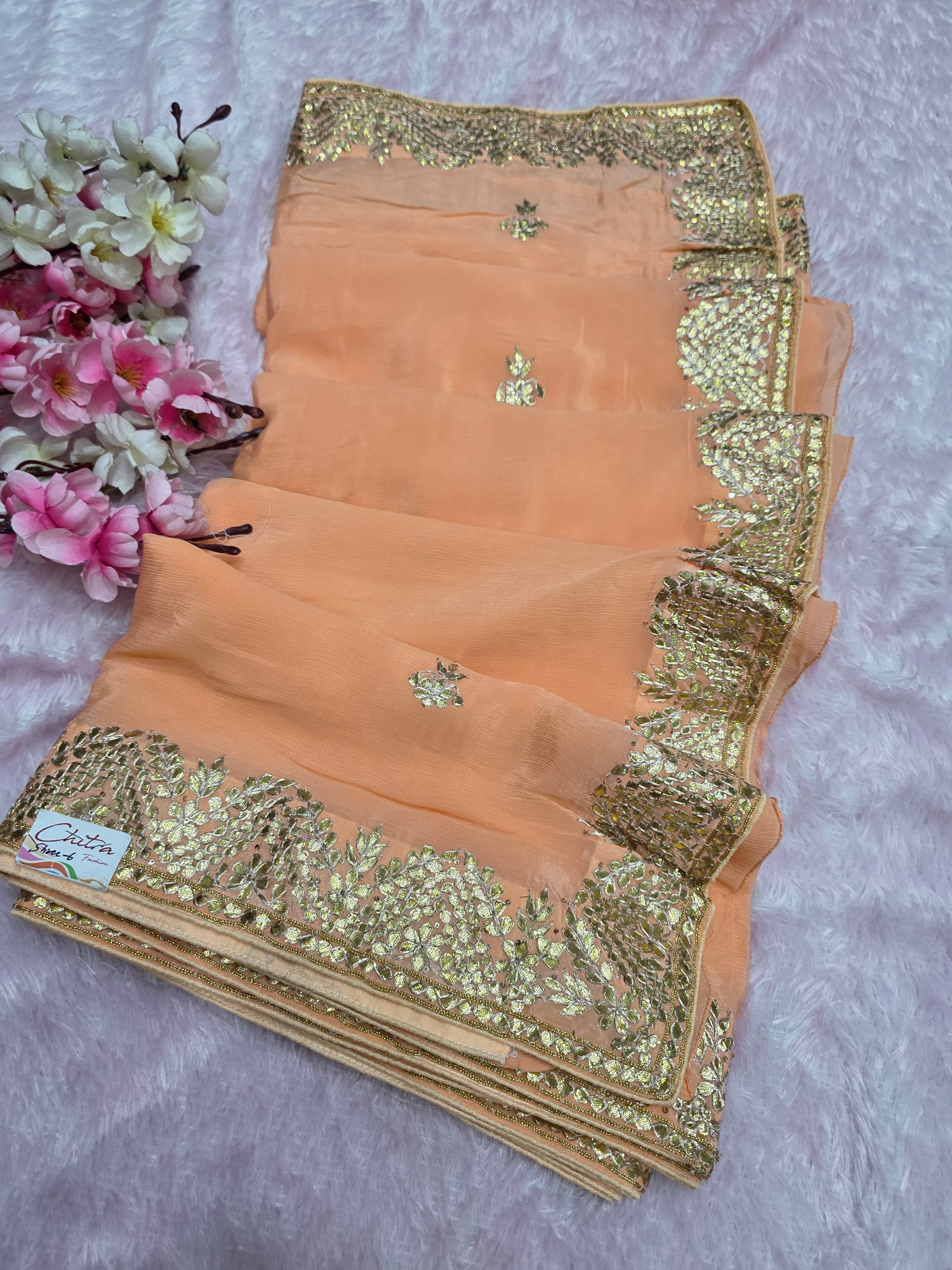 681004 सुंदर कटडाला और ज़रदोज़ी वर्क के साथ डिज़ाइनर शुद्ध रूसी सिल्क साड़ी 