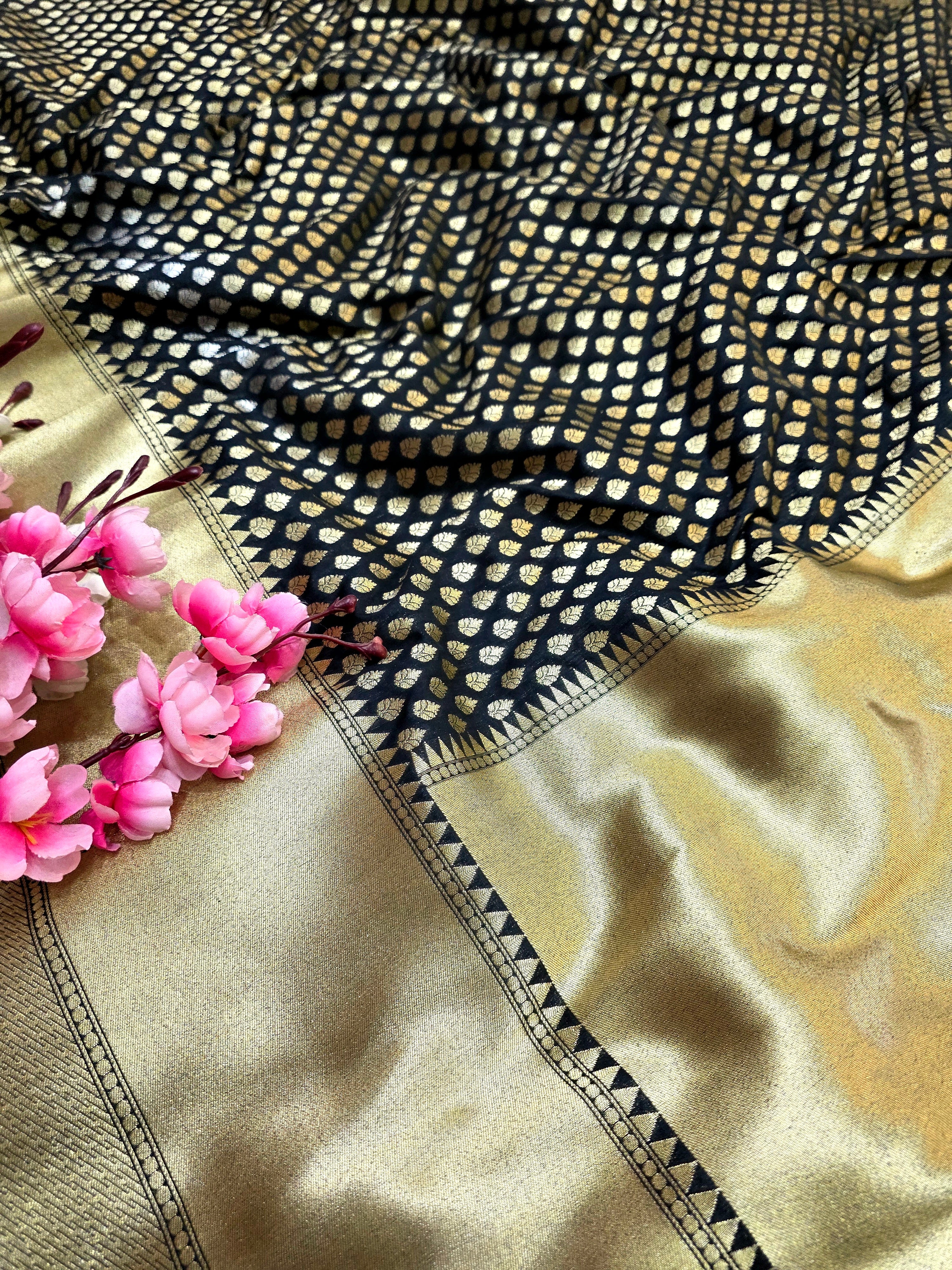 550004 Banarasi Soft Silk Saree With Zari Weaving