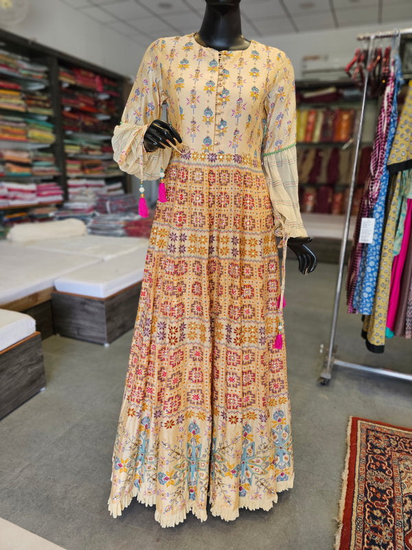 1662 प्रीमियम गज्जी सिल्क बंधनी शेडेड गाउन गज्जी सिल्क दुपट्टे के साथ 