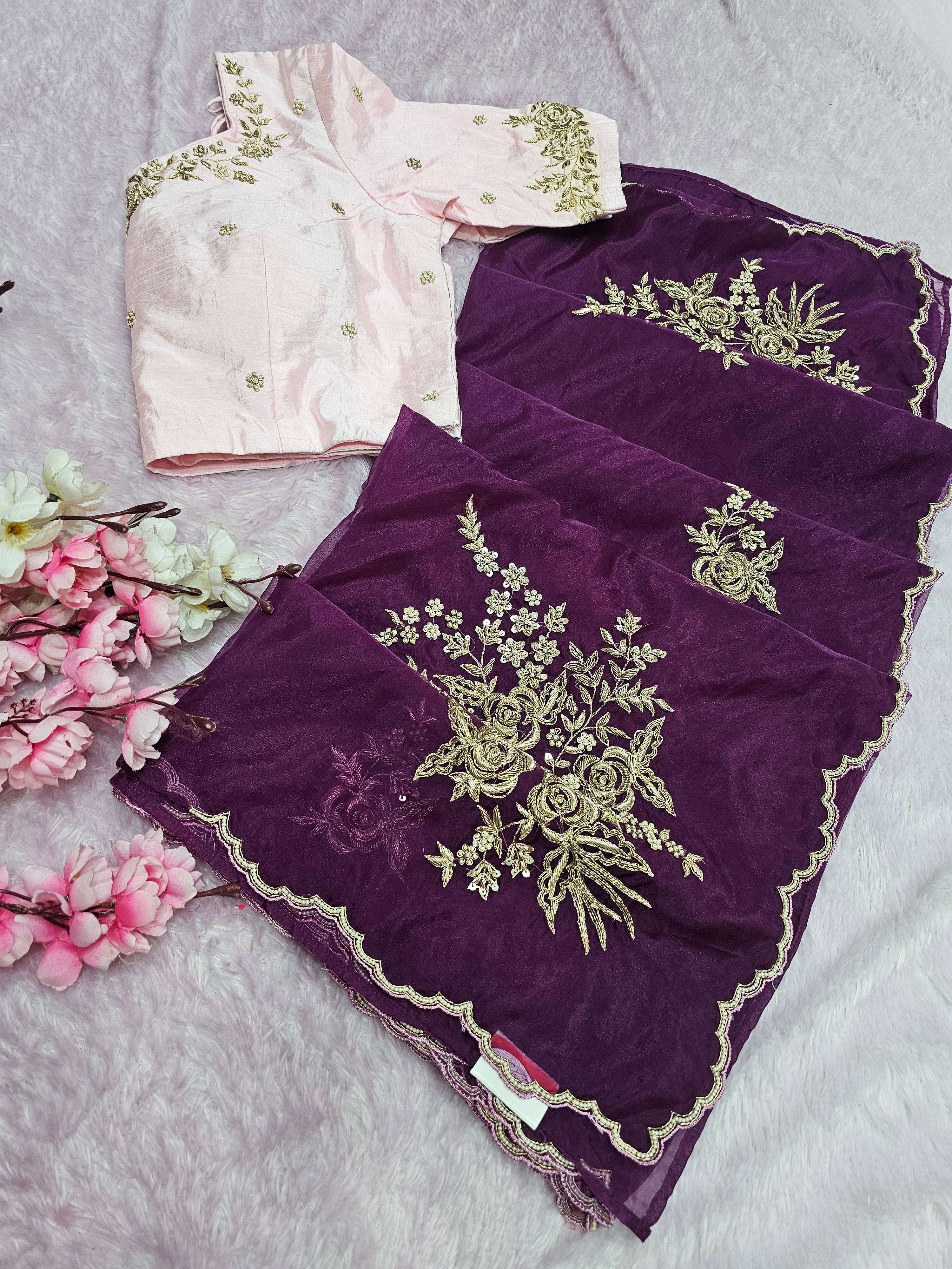 145005 डिज़ाइनर ऑर्गेंजा साड़ी सफ़ेद ज़रदोज़ी वर्क हैवी स्टिच ब्लाउज़ के साथ 