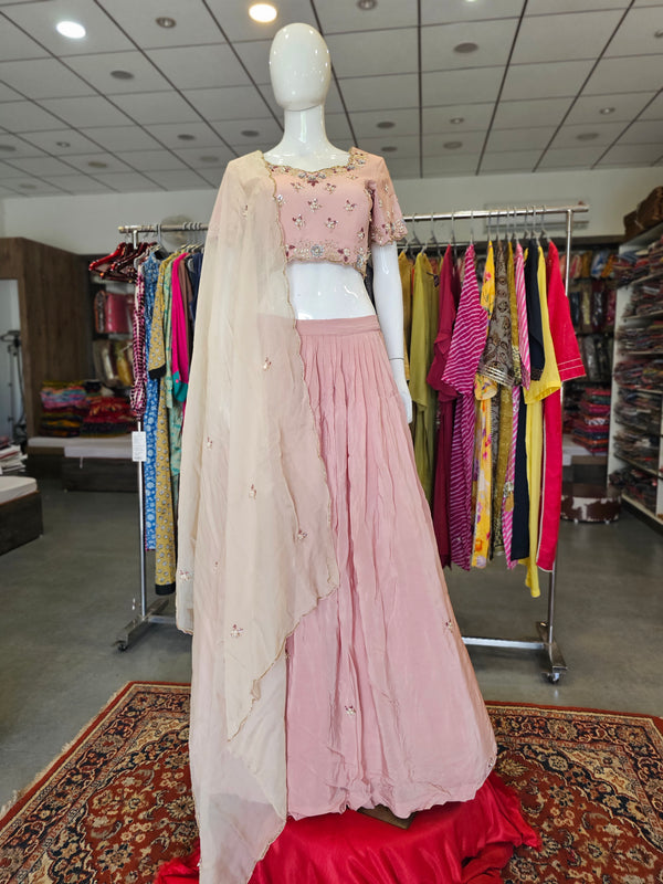 1662 प्रीमियम गज्जी सिल्क बंधनी शेडेड गाउन गज्जी सिल्क दुपट्टे के साथ 