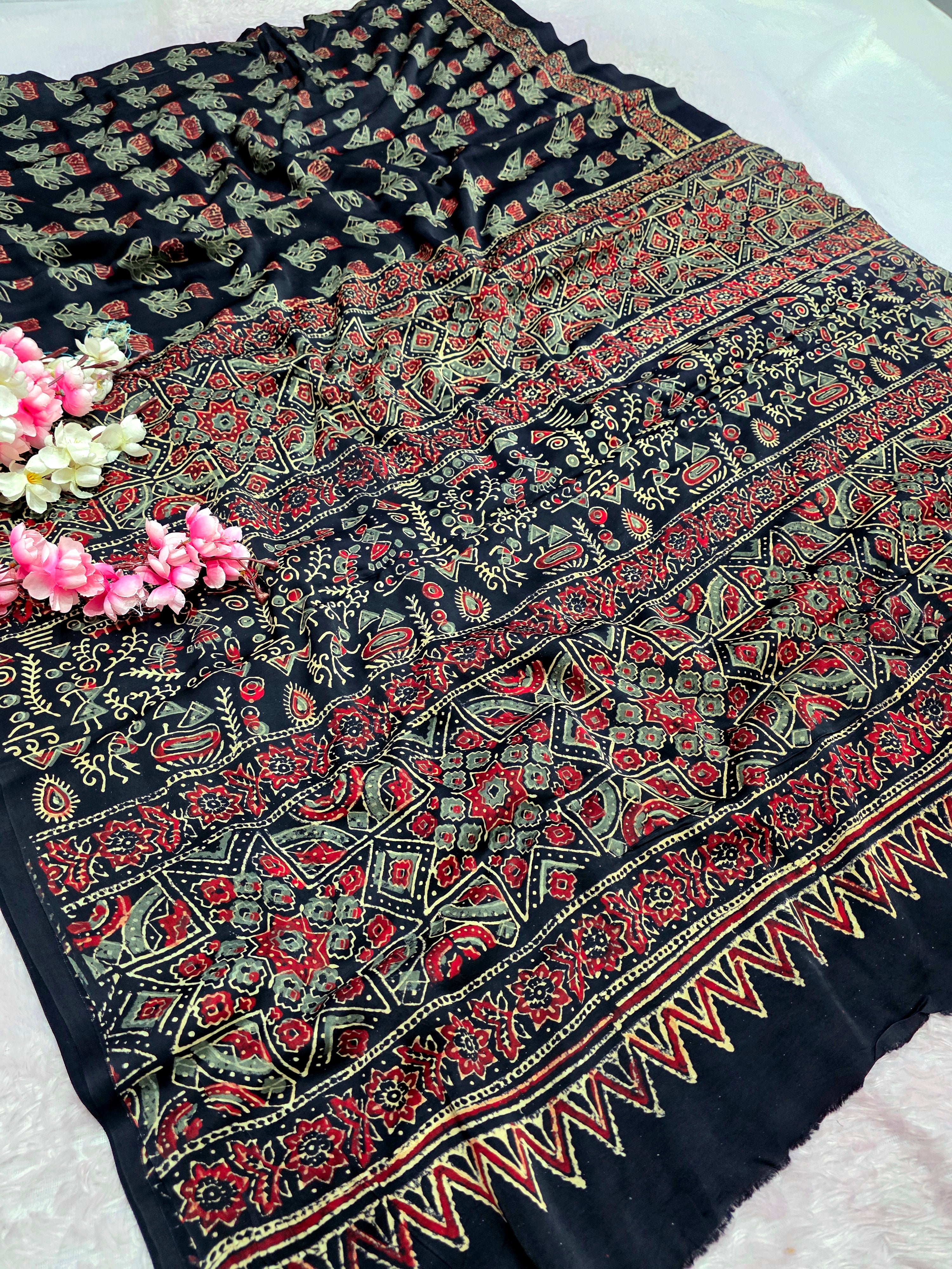 682002 ट्रेंडिंग अजरख प्रिंट इटैलियन क्रेप सिल्क साड़ी 