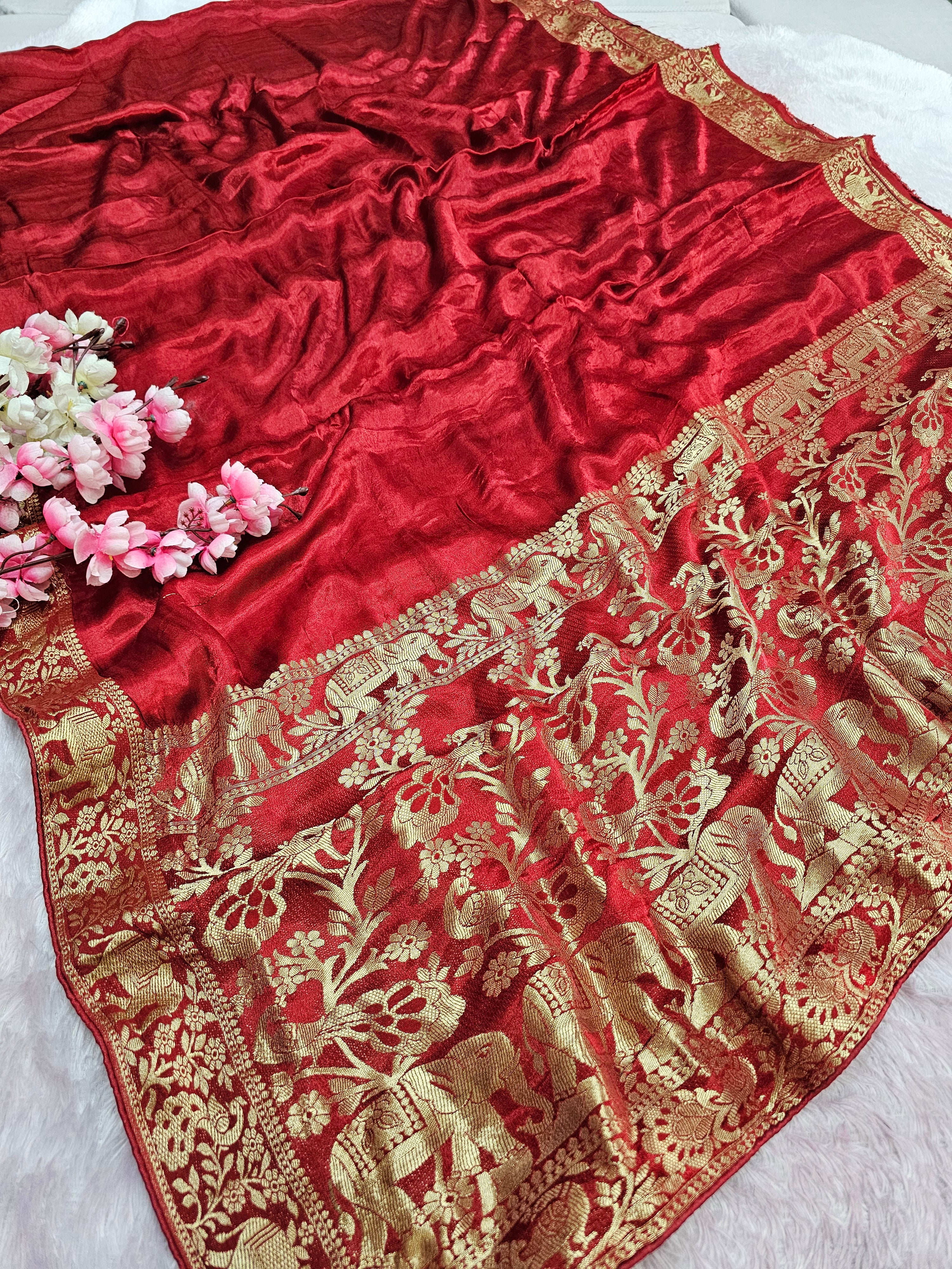 682002 ट्रेंडिंग अजरख प्रिंट इटैलियन क्रेप सिल्क साड़ी 