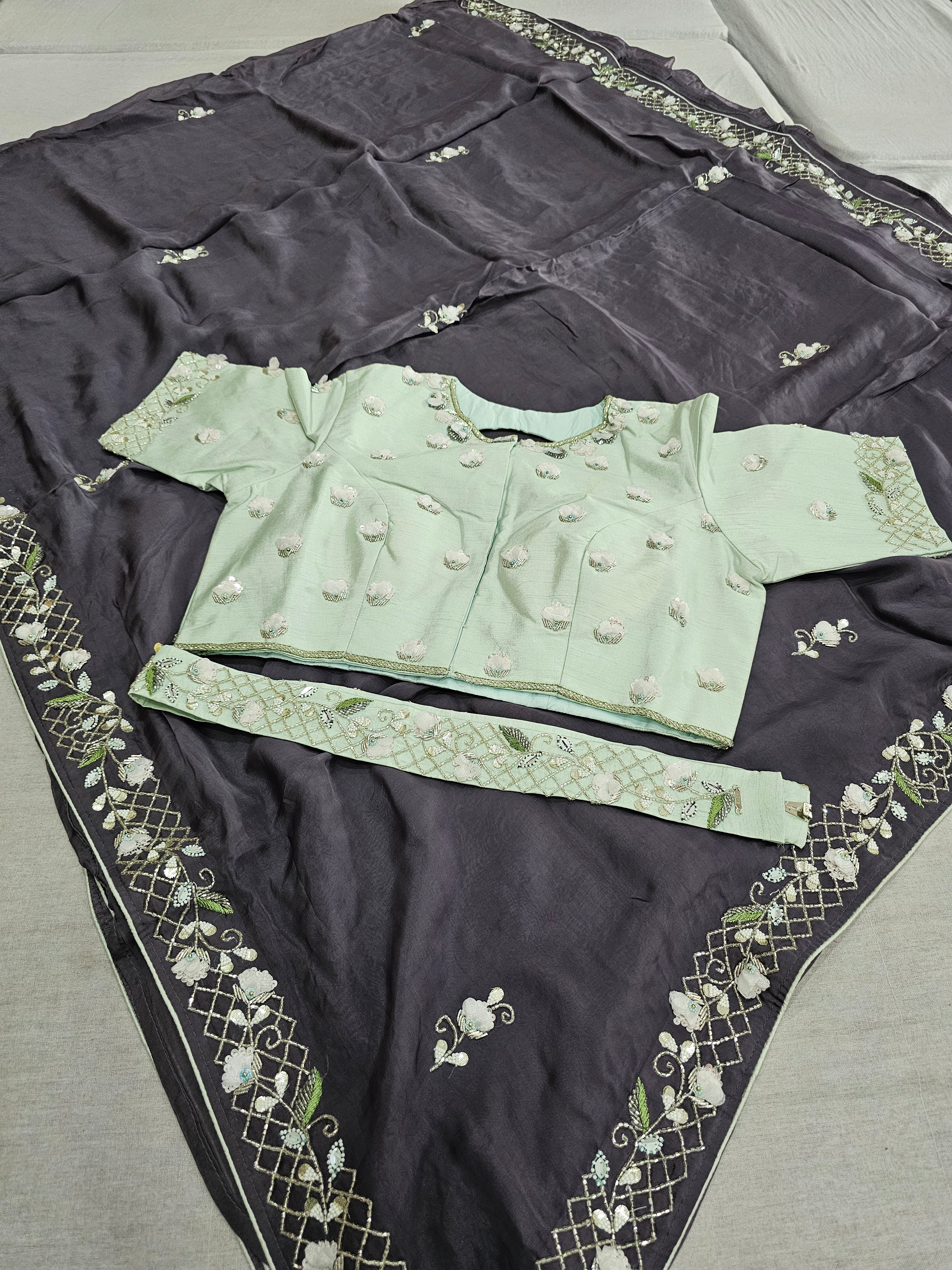 शुद्ध क्रेप सिल्क ओरिजिनल साड़ी हेवे स्टिच्ड ब्लाउज और डिज़ाइनर हैंडवर्क बेल्ट के साथ (9309)