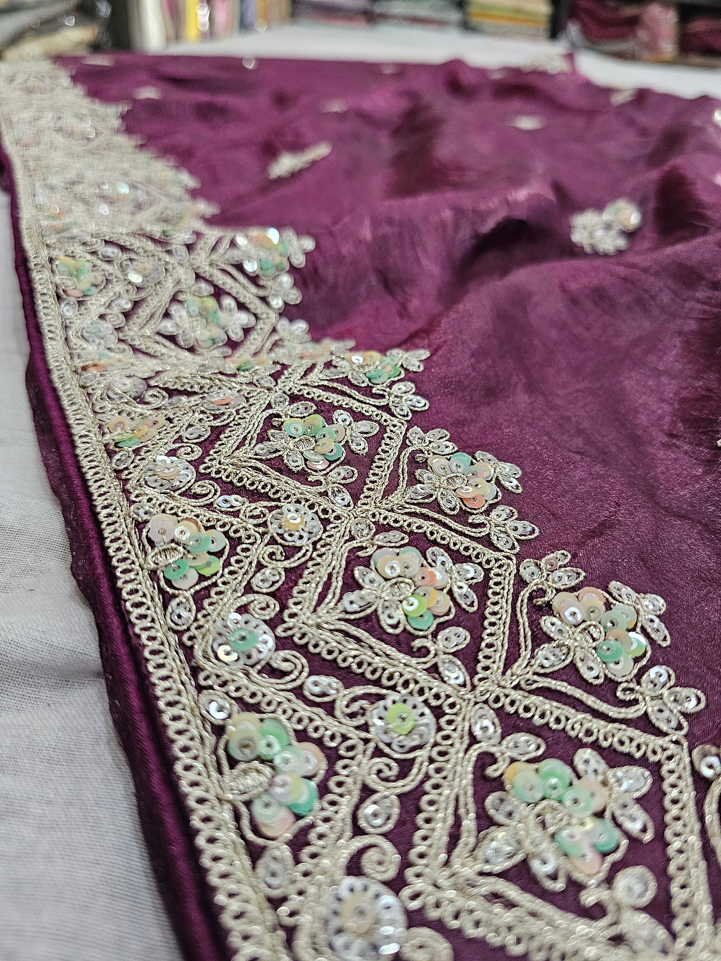 688004 डिज़ाइनर क्रश टिशू सिल्क साड़ी रंगीन सीक्वेंस वर्क के साथ - वाइन