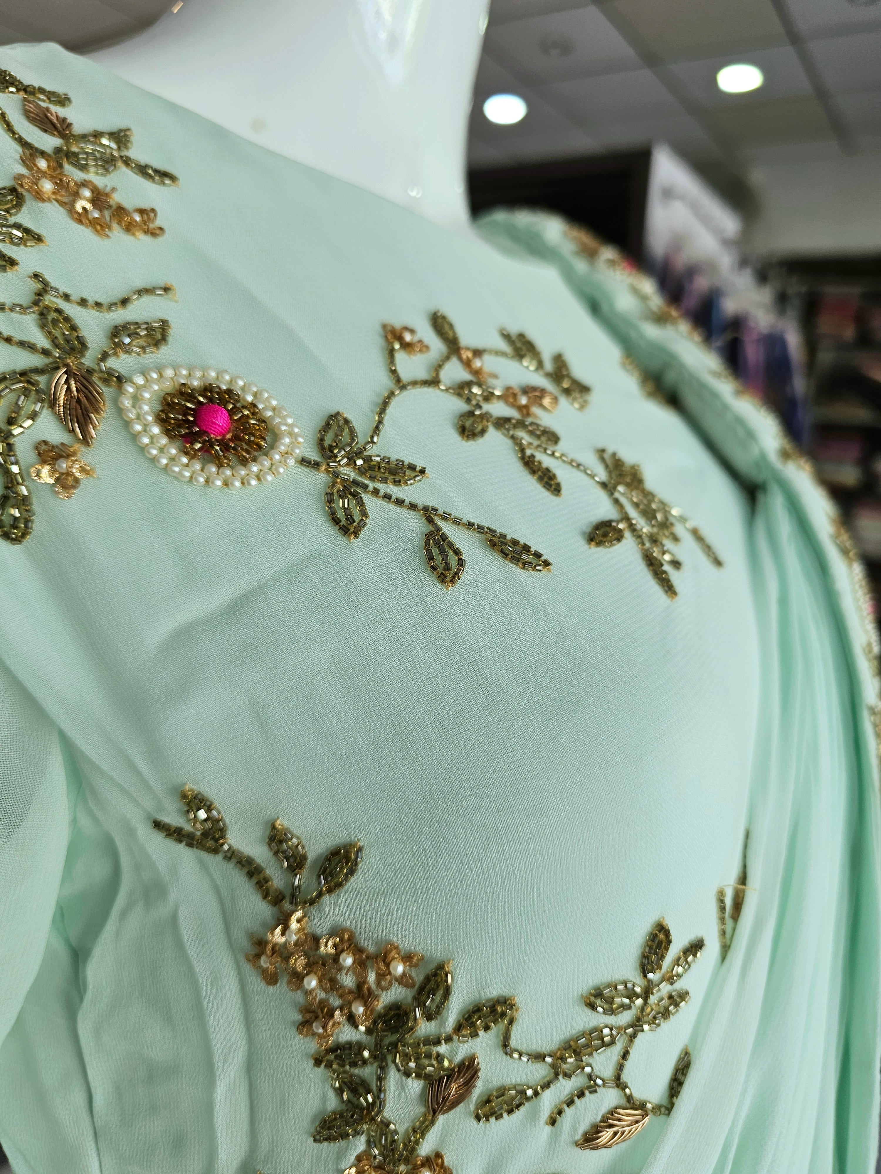 भारी कटदाना हैंडवर्क के साथ डिजाइनर शुद्ध जॉर्जेट गाउन