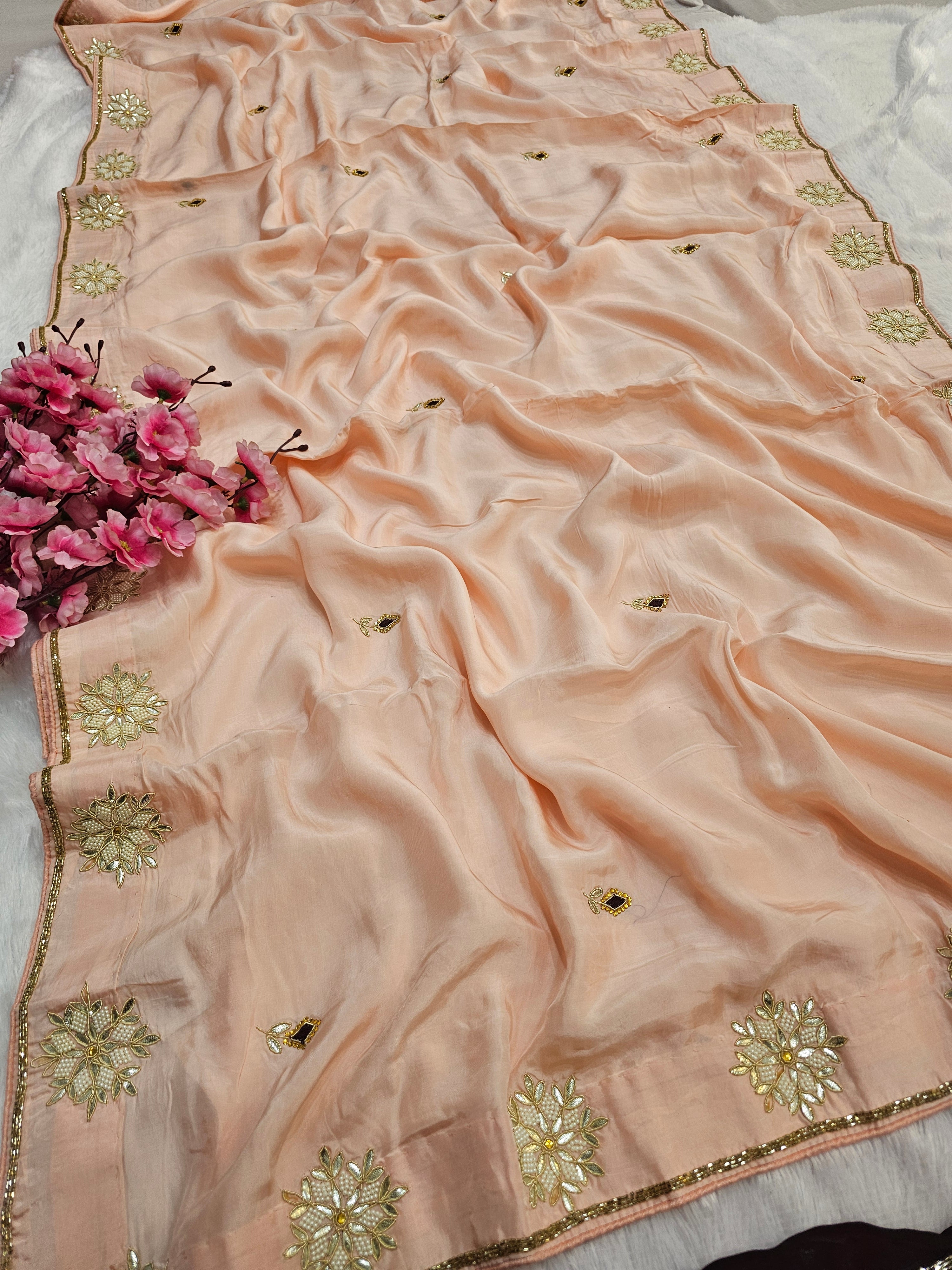 157001 शुद्ध रूसी सिल्क पार्टी वियर डिजाइनर साड़ी भारी कटदाना काम के साथ 