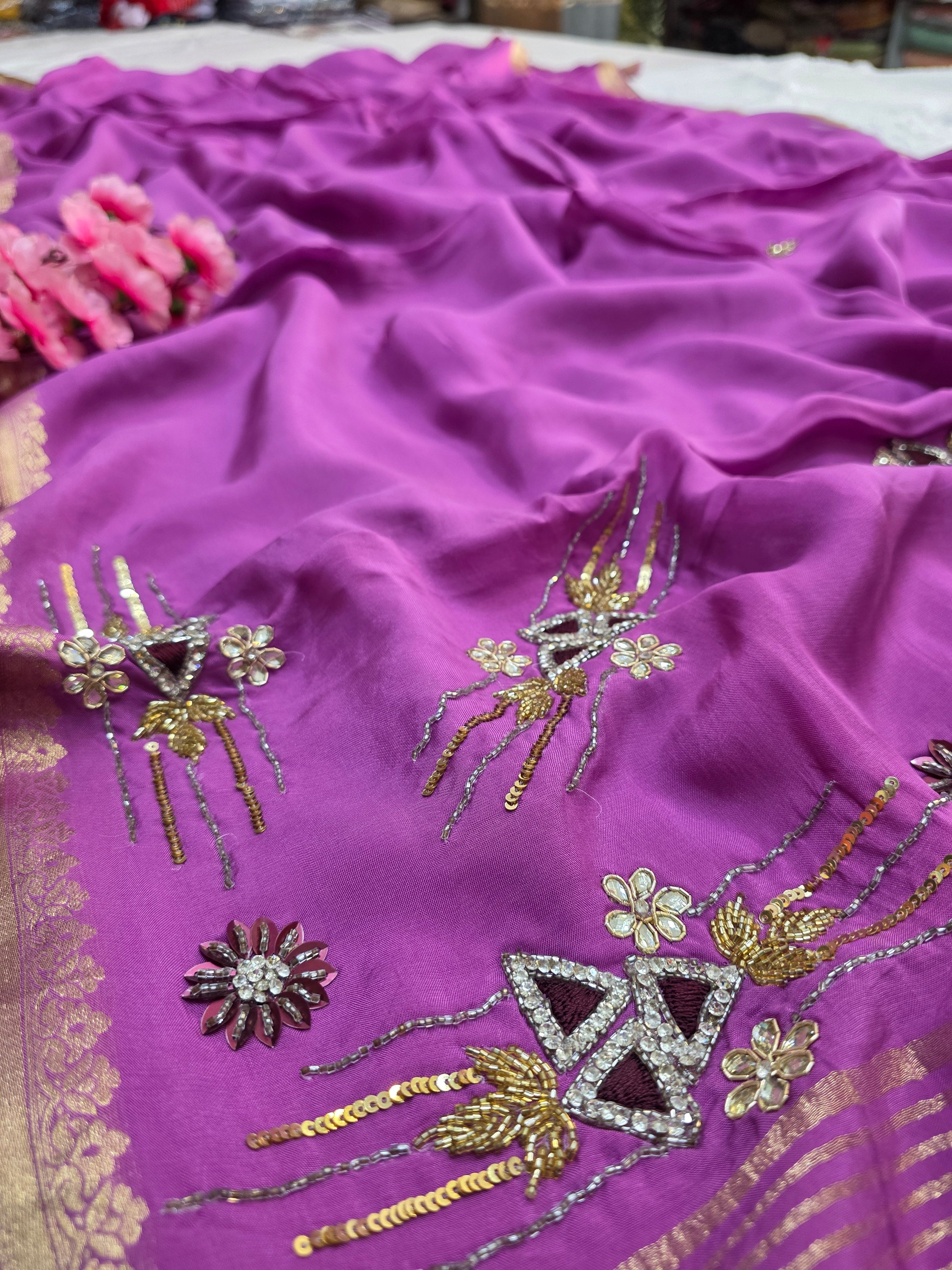 157001 शुद्ध रूसी सिल्क पार्टी वियर डिजाइनर साड़ी भारी कटदाना काम के साथ 