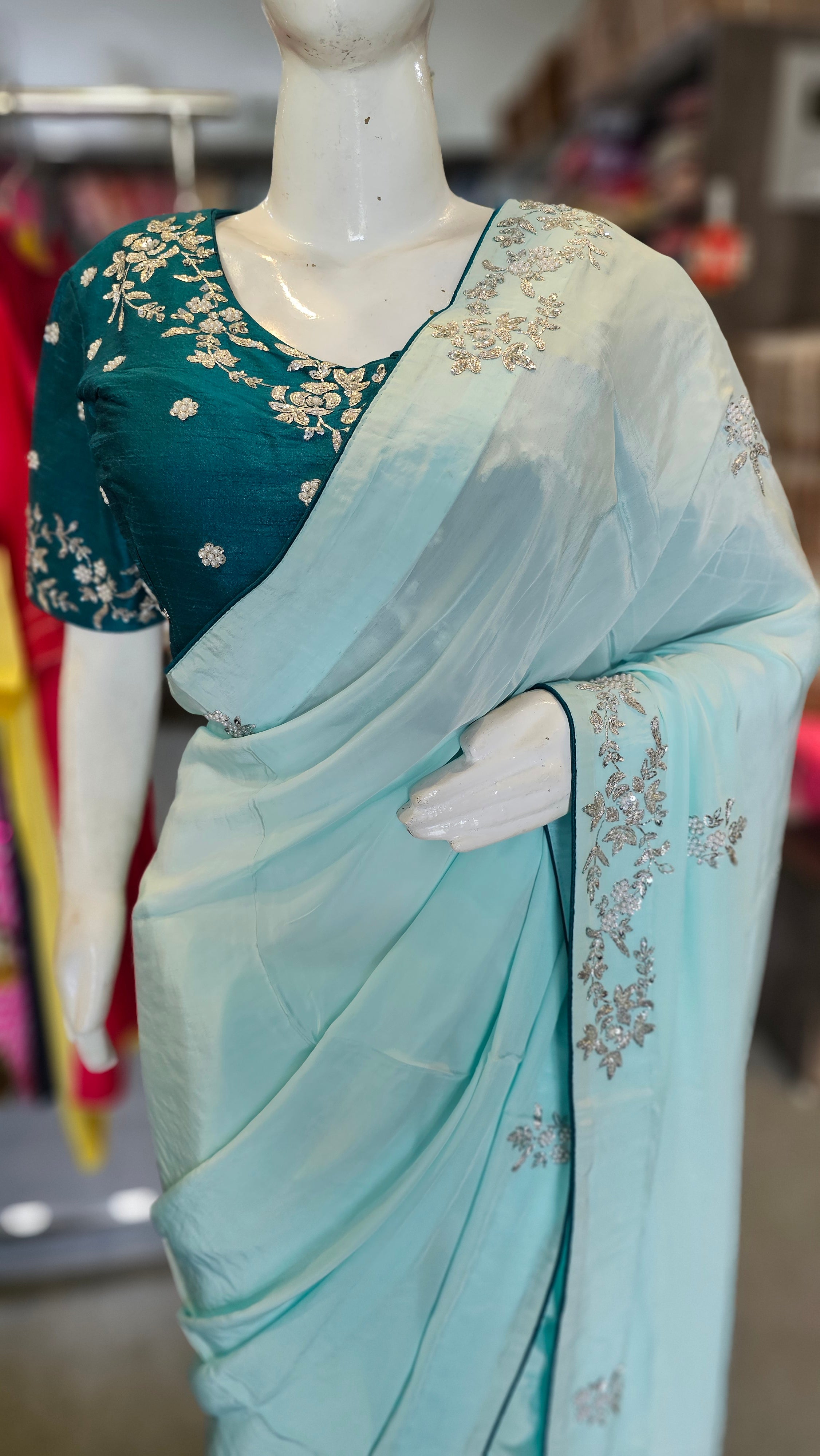 0666 प्रीमियम राजस्थानी शुद्ध चिनॉन सिल्क जल हैंडवर्क साड़ी 