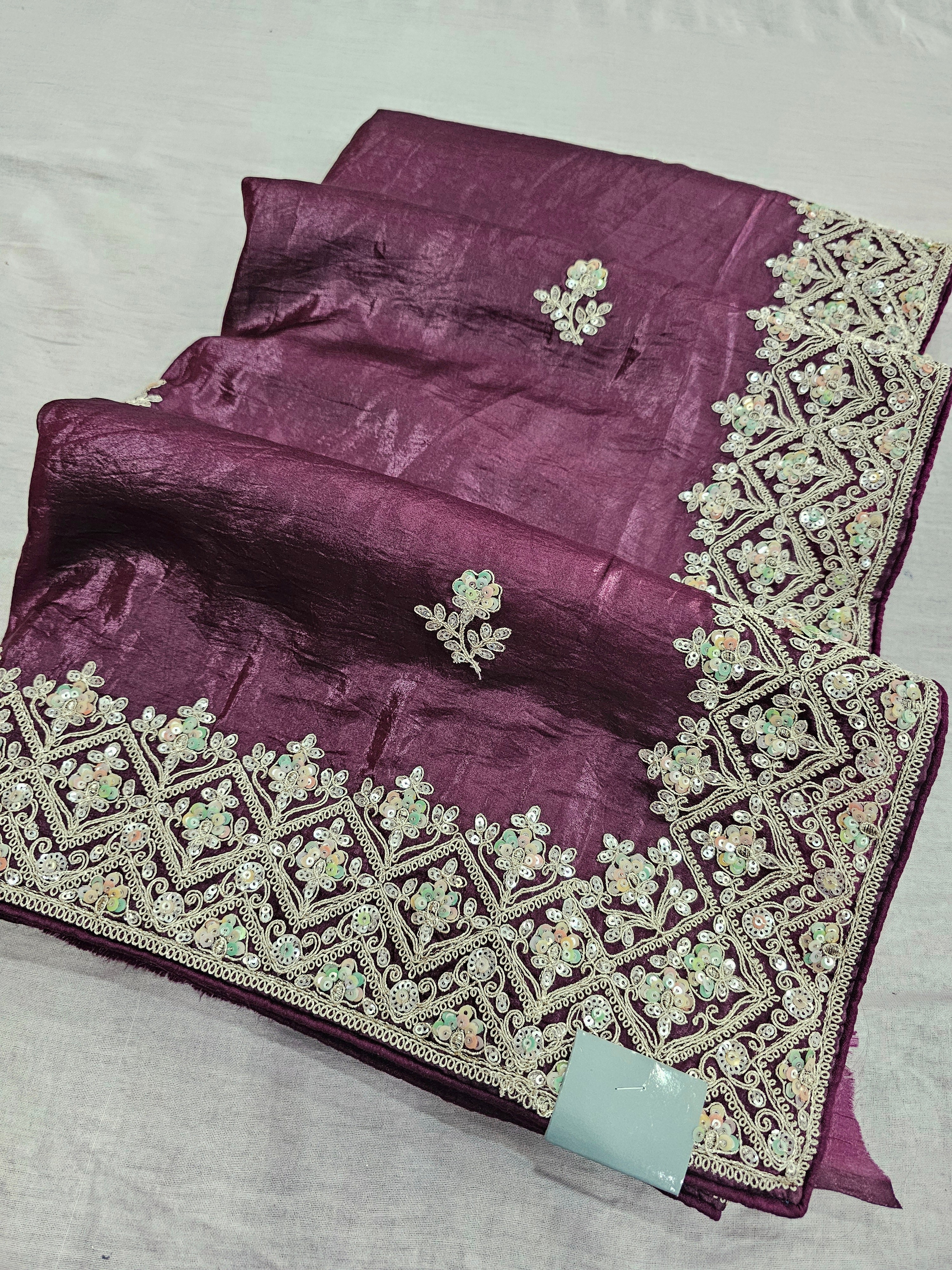 688004 डिज़ाइनर क्रश टिशू सिल्क साड़ी रंगीन सीक्वेंस वर्क के साथ - वाइन