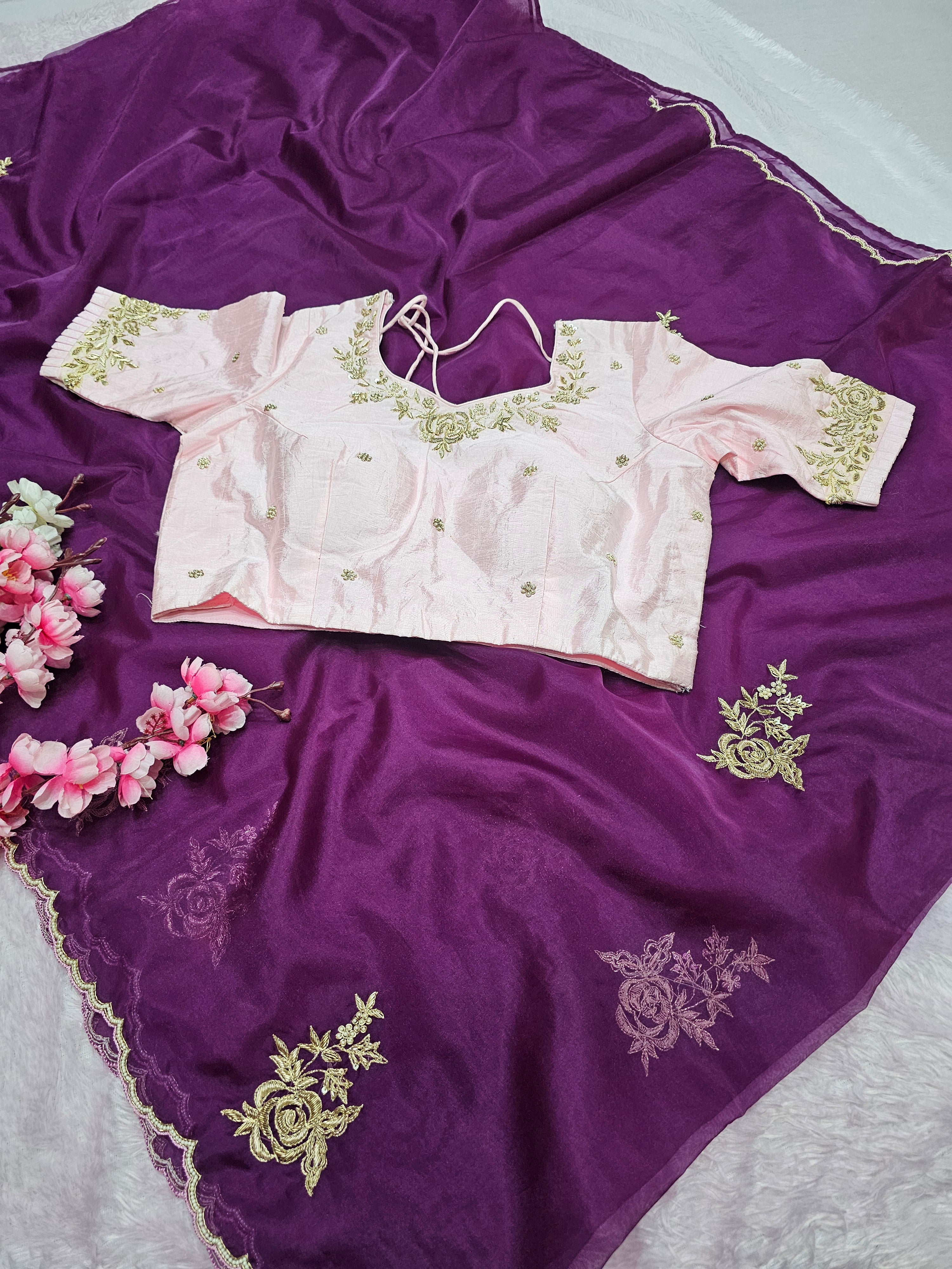 145005 डिज़ाइनर ऑर्गेंजा साड़ी सफ़ेद ज़रदोज़ी वर्क हैवी स्टिच ब्लाउज़ के साथ 