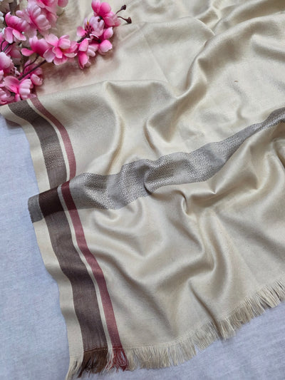 682011 ट्रेंडिंग अजरख प्रिंट इटैलियन क्रेप सिल्क साड़ी - मस्टर्ड 