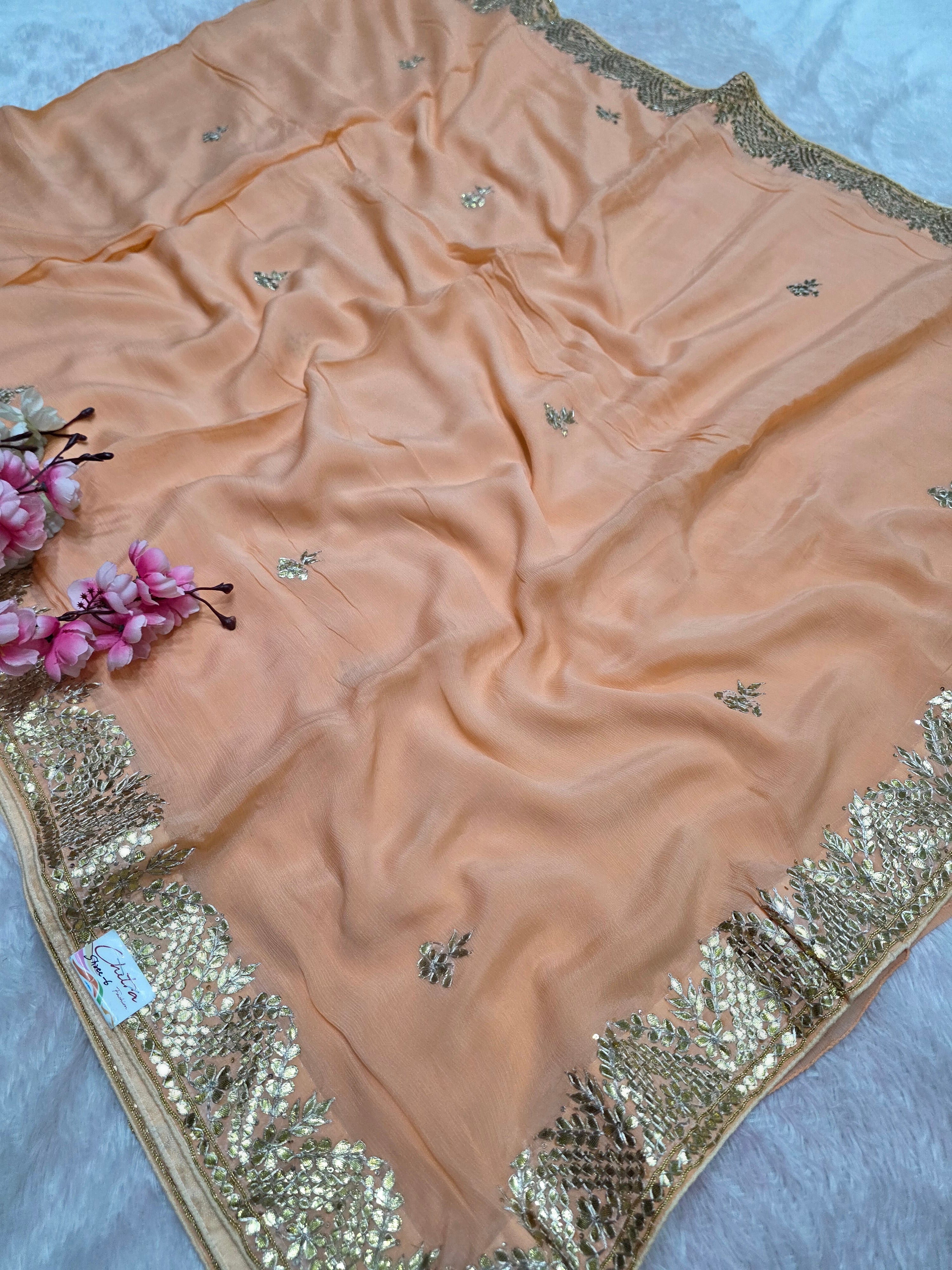 681004 सुंदर कटडाला और ज़रदोज़ी वर्क के साथ डिज़ाइनर शुद्ध रूसी सिल्क साड़ी 