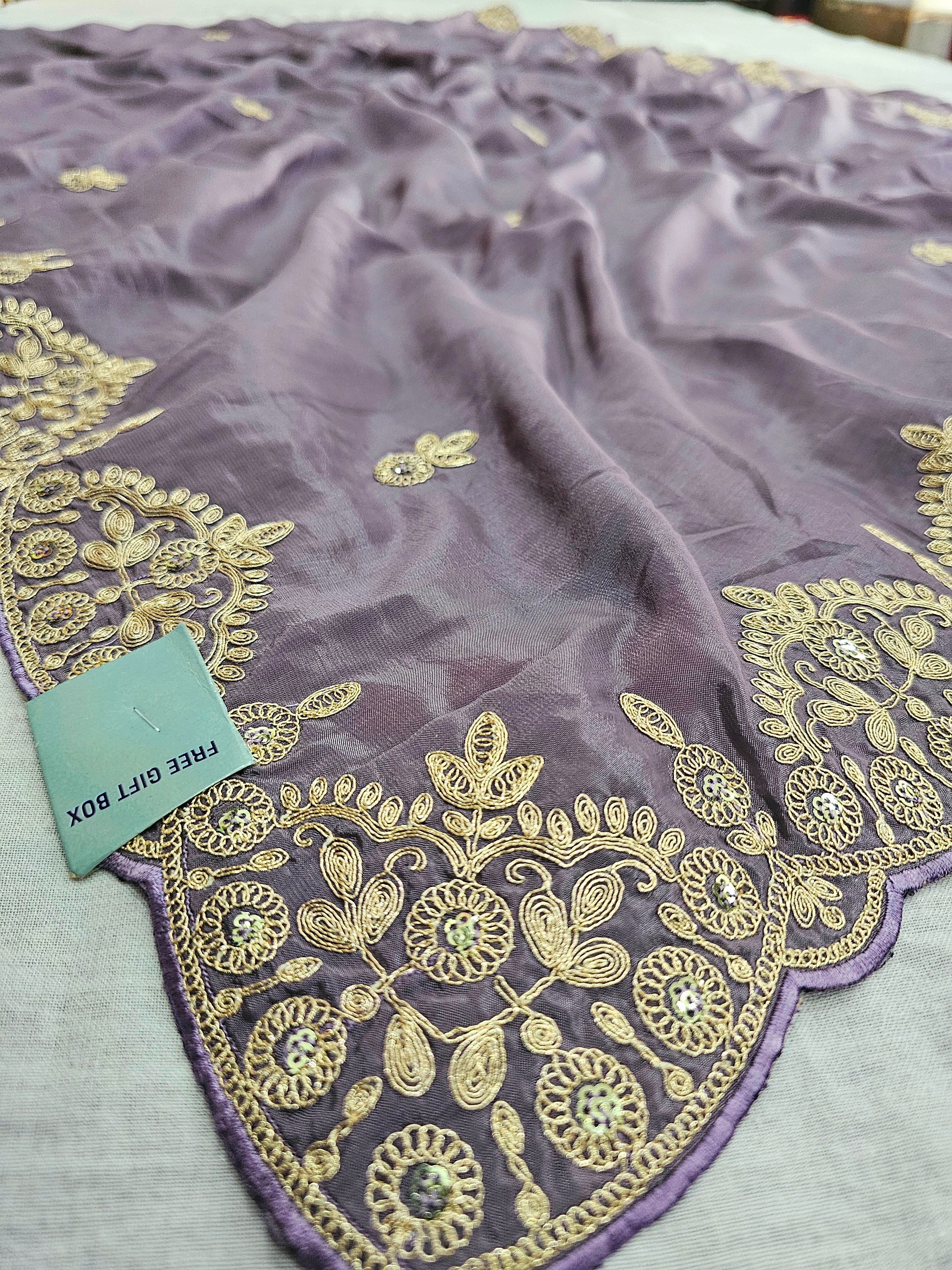 688003 डिज़ाइनर HO सिल्क साड़ी सीक्वेंस और ज़री वर्क के साथ - लेवेंडर