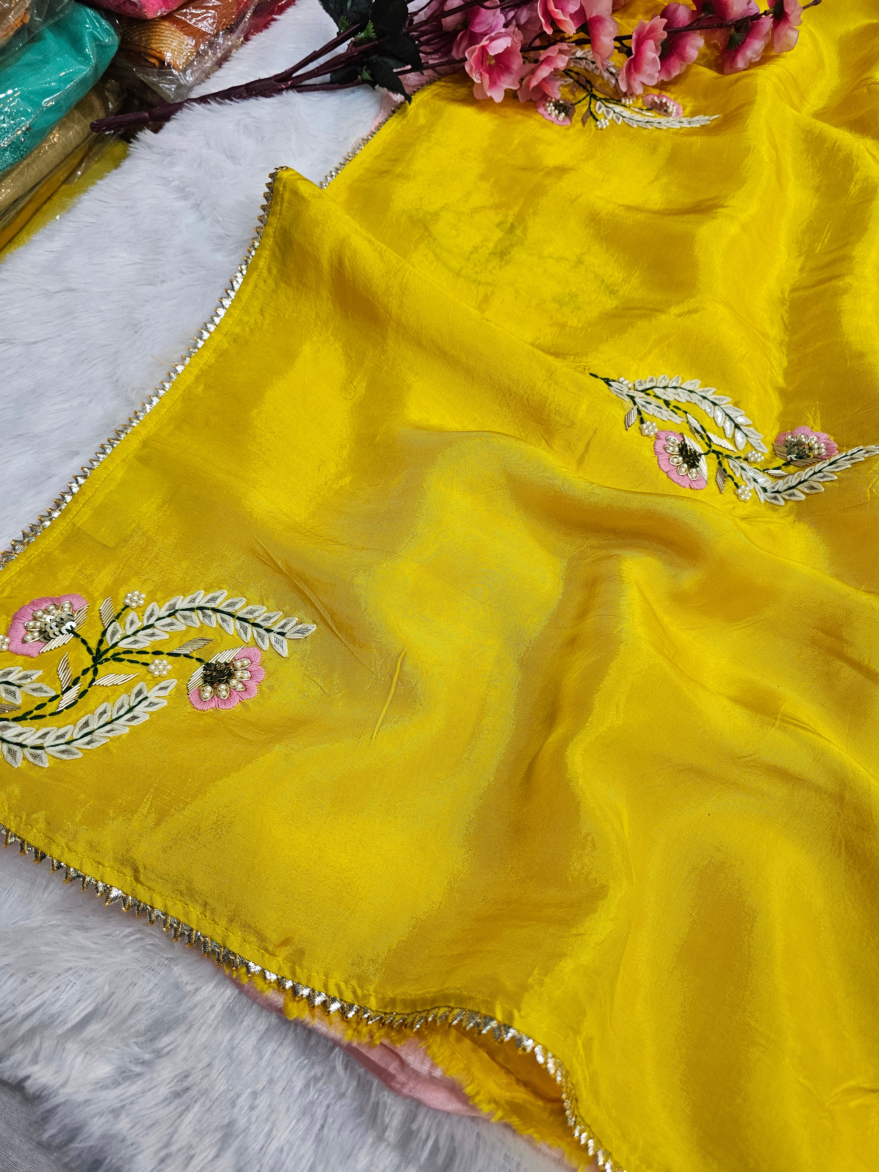 160002 भारी अनुक्रम हाथ के काम के साथ शुद्ध शिफॉन साड़ी 