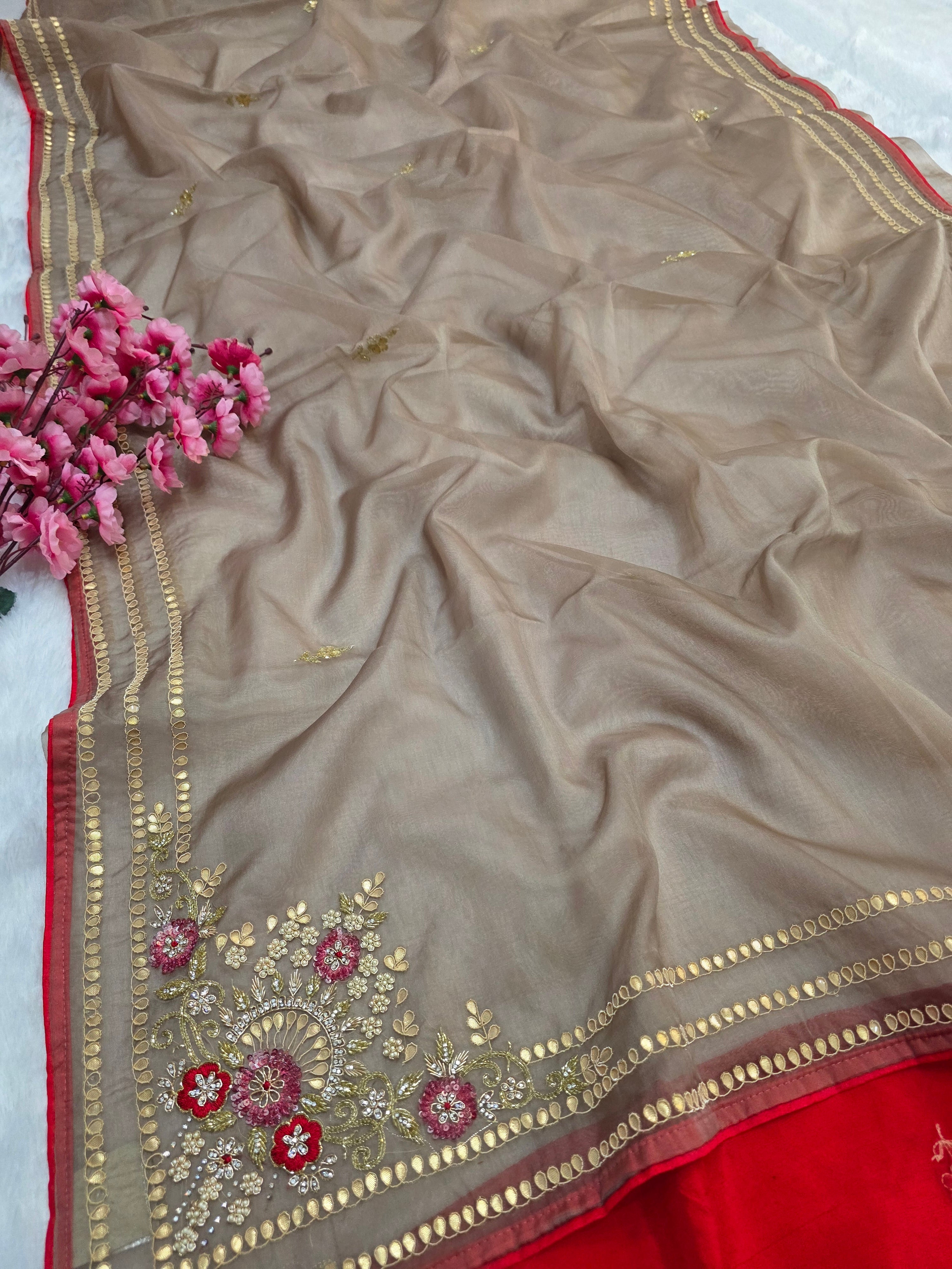 157001 शुद्ध रूसी सिल्क पार्टी वियर डिजाइनर साड़ी भारी कटदाना काम के साथ 