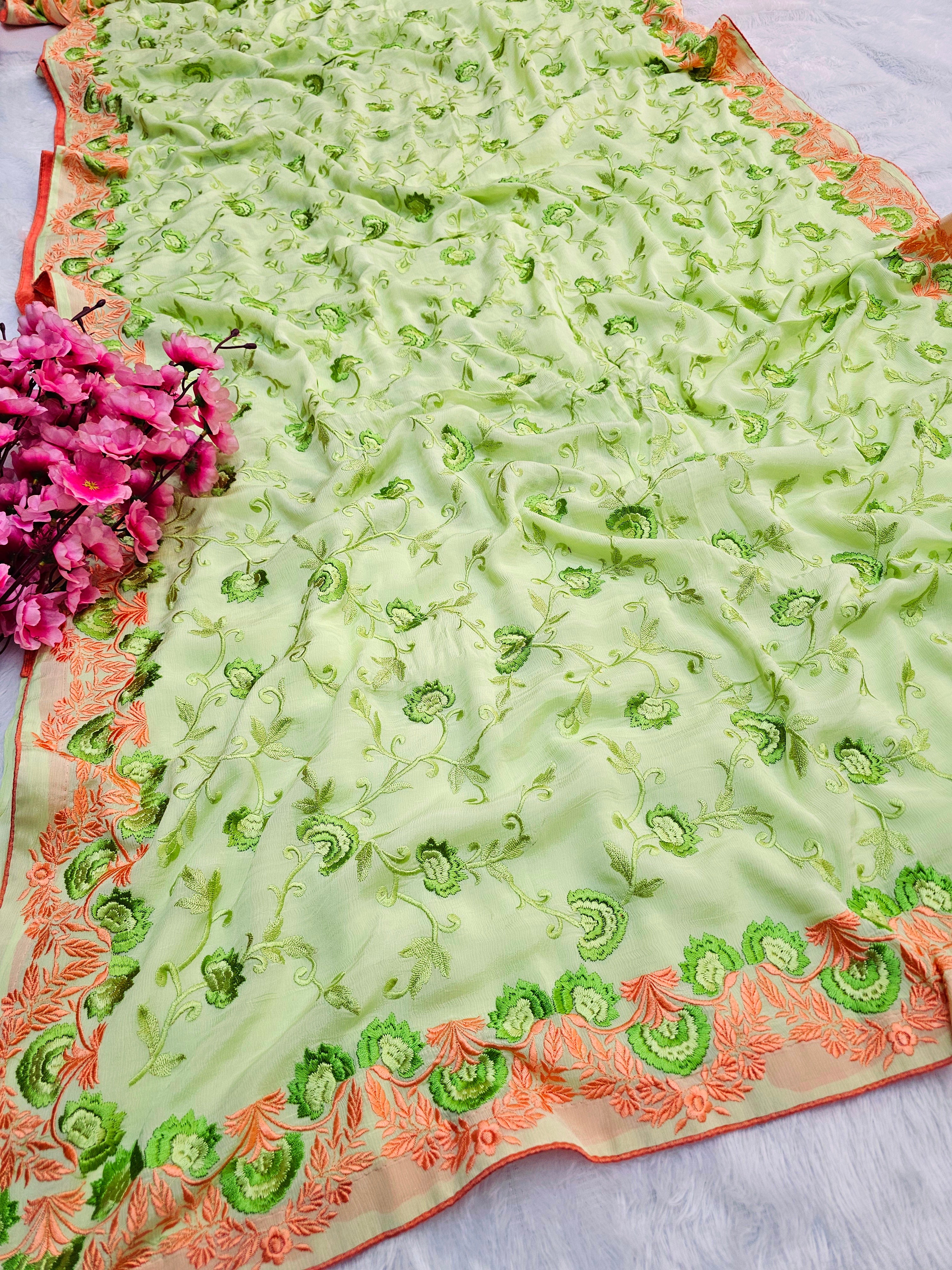 160002 भारी अनुक्रम हाथ के काम के साथ शुद्ध शिफॉन साड़ी 