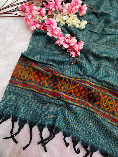 682011 ट्रेंडिंग अजरख प्रिंट इटैलियन क्रेप सिल्क साड़ी - मस्टर्ड 