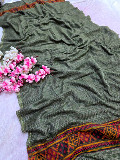 682011 ट्रेंडिंग अजरख प्रिंट इटैलियन क्रेप सिल्क साड़ी - मस्टर्ड 