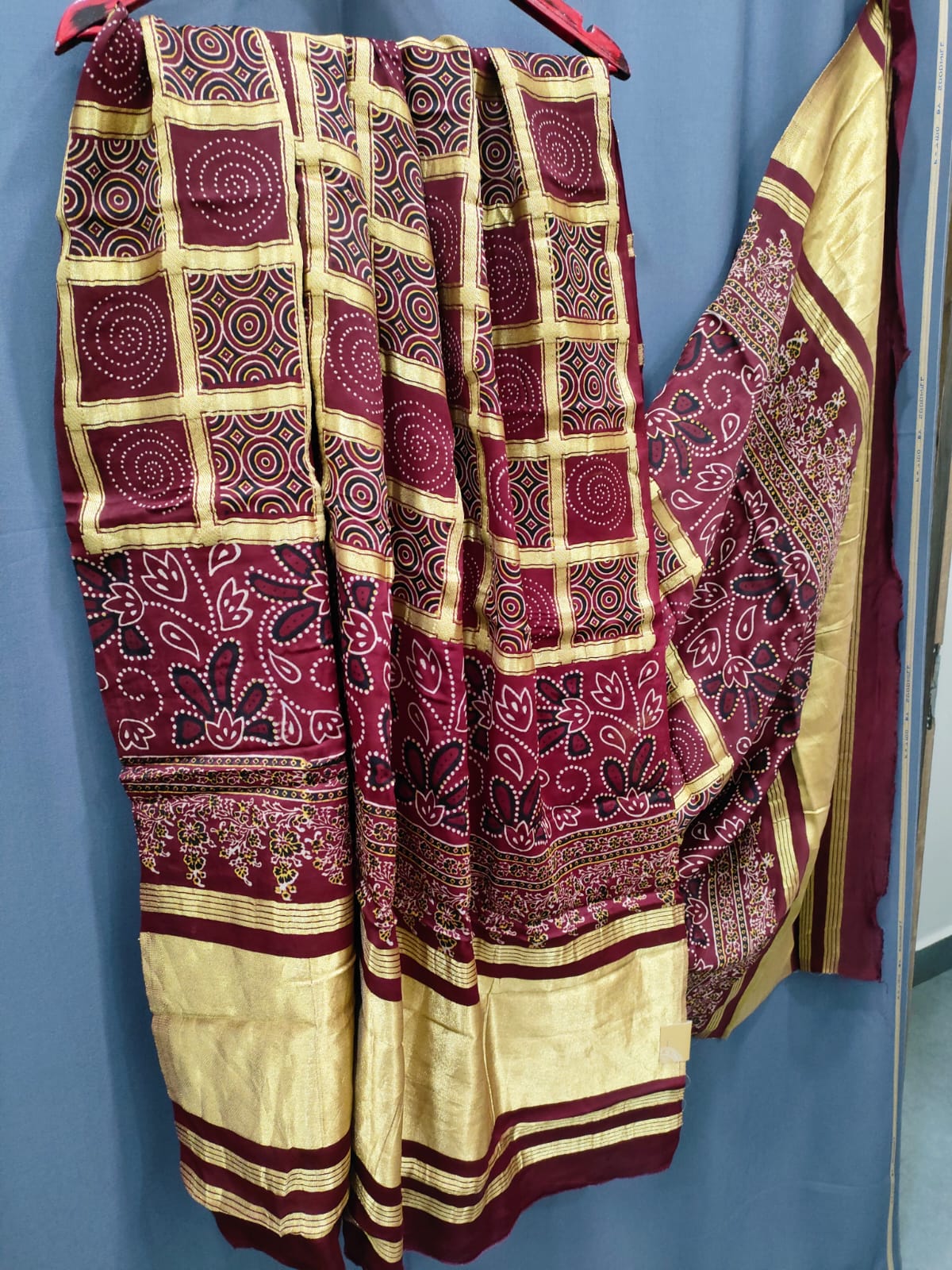 144007 शुद्ध मॉडल सिल्क अजरख दुपट्टा ज़री वर्क के साथ - मैरून 