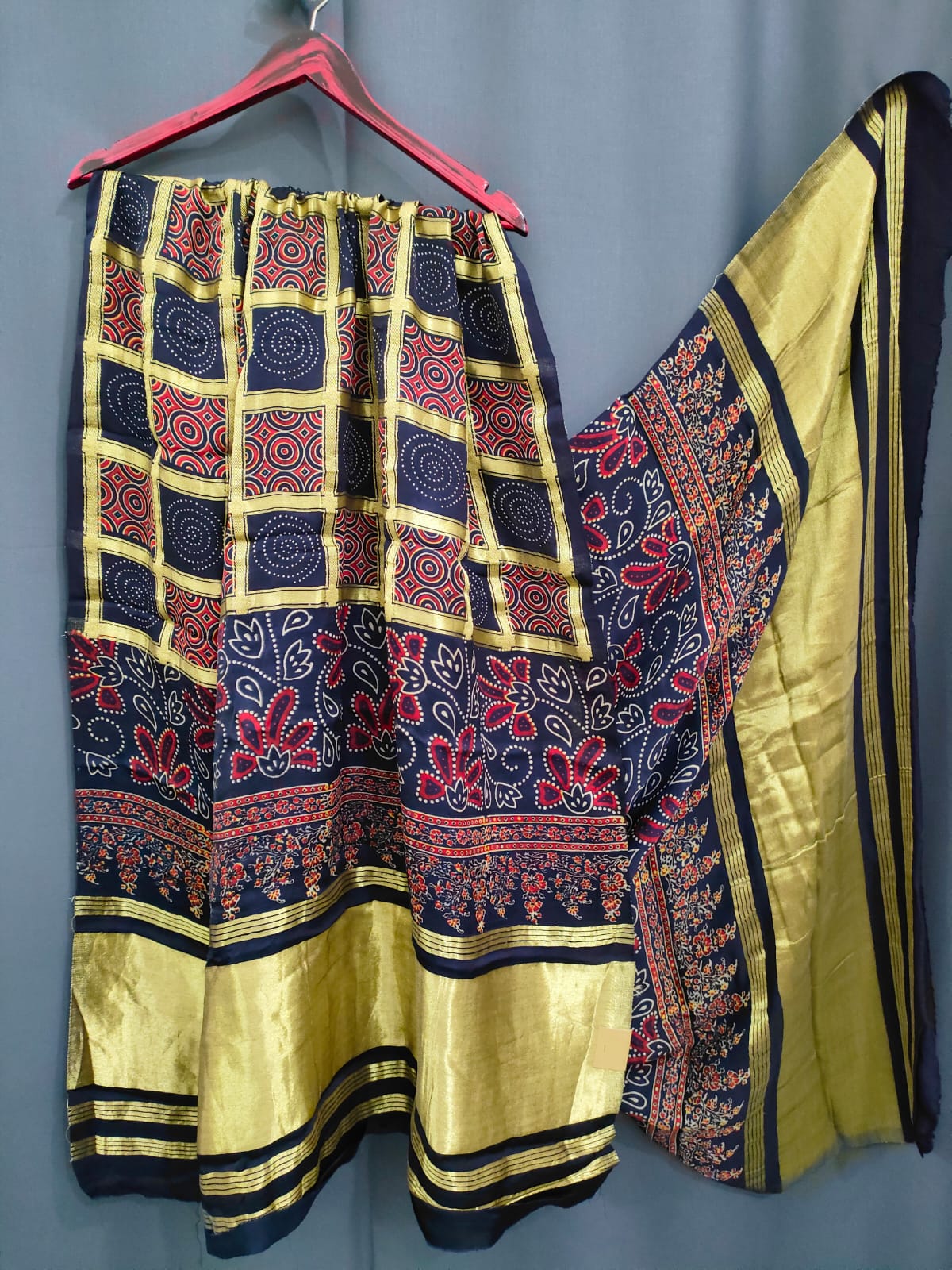 144007 शुद्ध मॉडल सिल्क अजरख दुपट्टा ज़री वर्क के साथ - नीला 