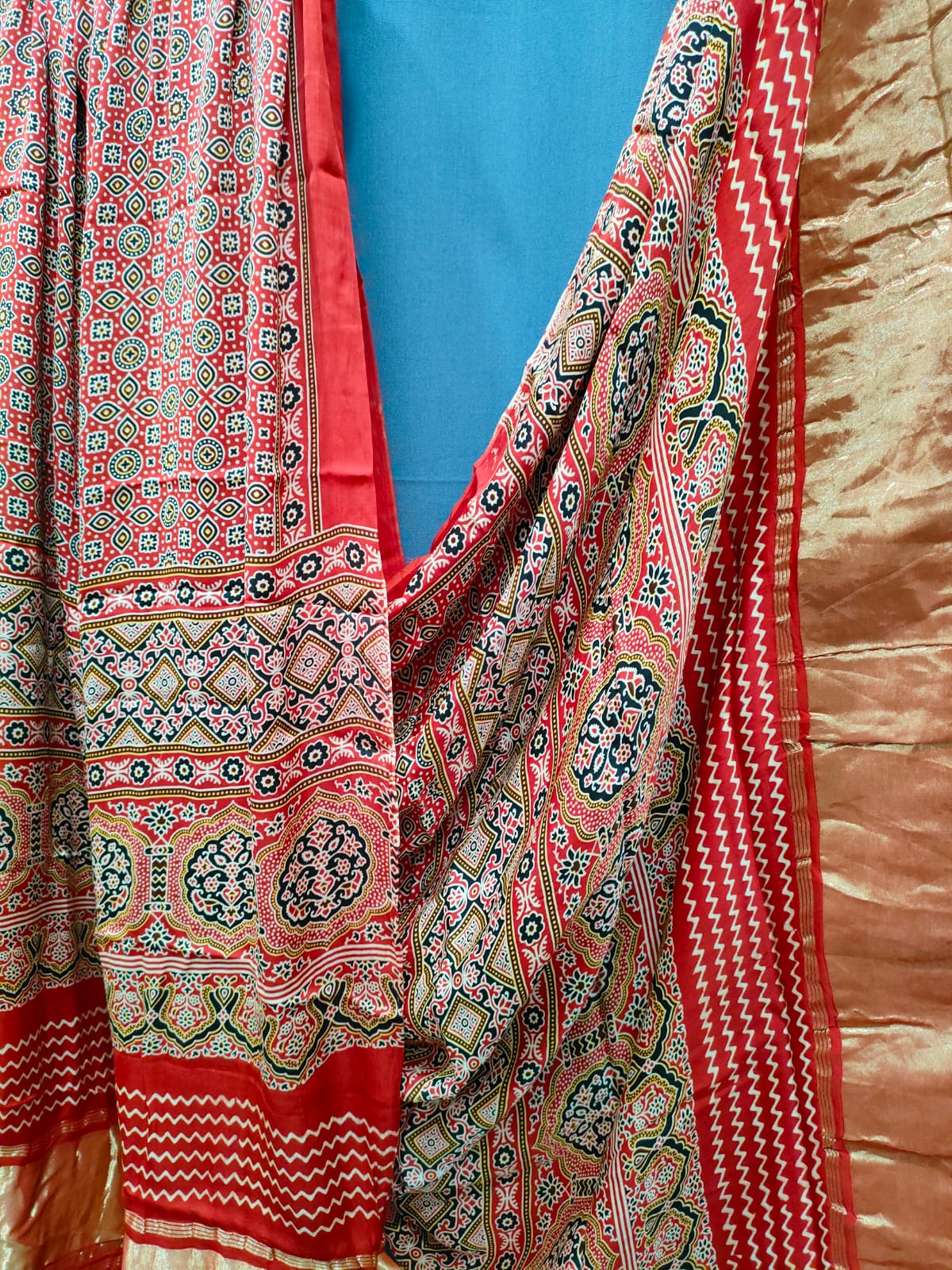 144008 शुद्ध मॉडल सिल्क अजरख दुपट्टा ज़री वर्क के साथ - लाल 