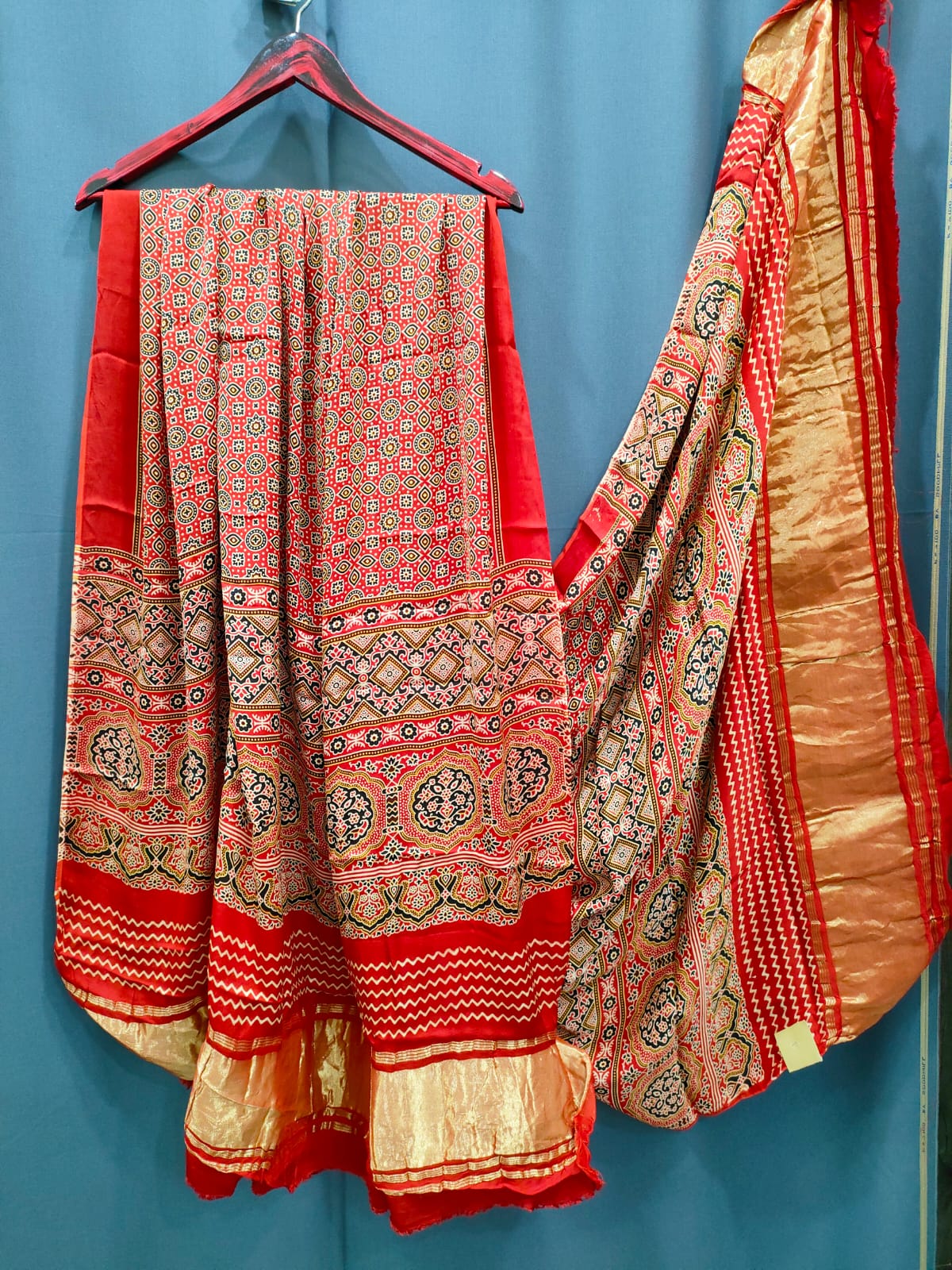 144008 शुद्ध मॉडल सिल्क अजरख दुपट्टा ज़री वर्क के साथ - लाल 