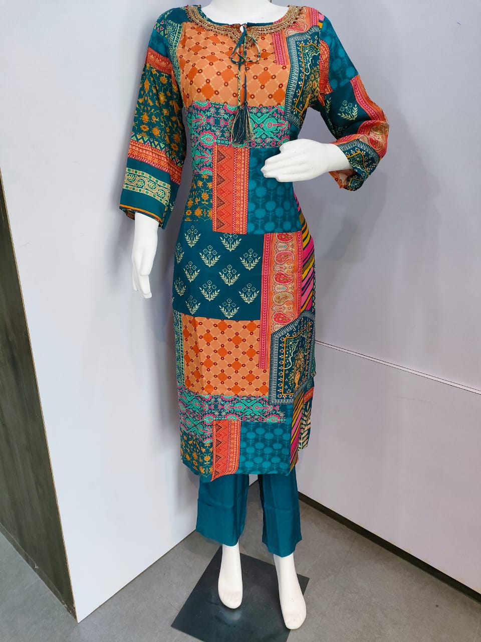 10543 Designer Crepe Silk Printed Kurti With Pant