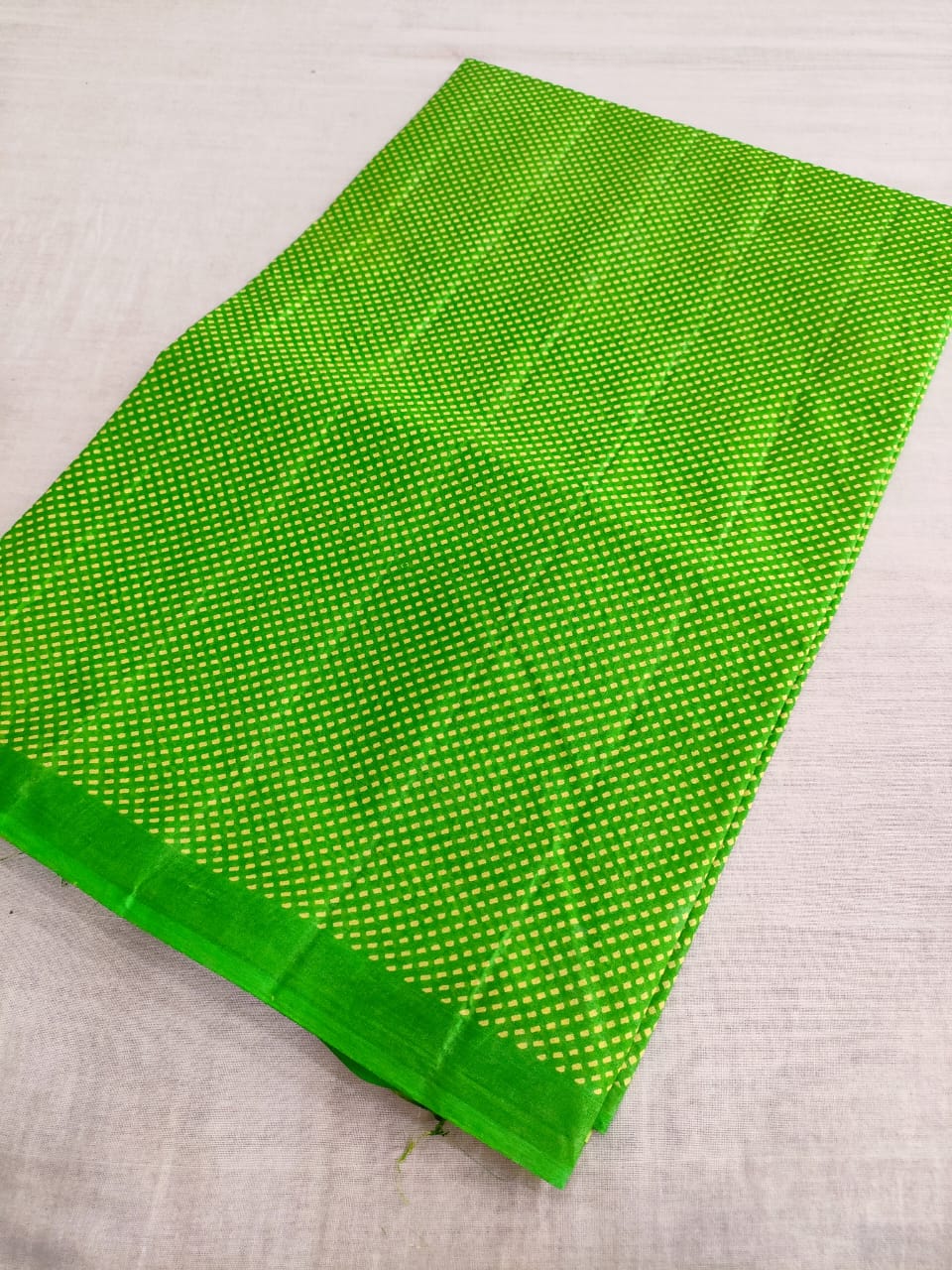 413008 शुद्ध कॉटन ब्लॉक प्रिंटेड मोथरा लेहरिया साड़ी 