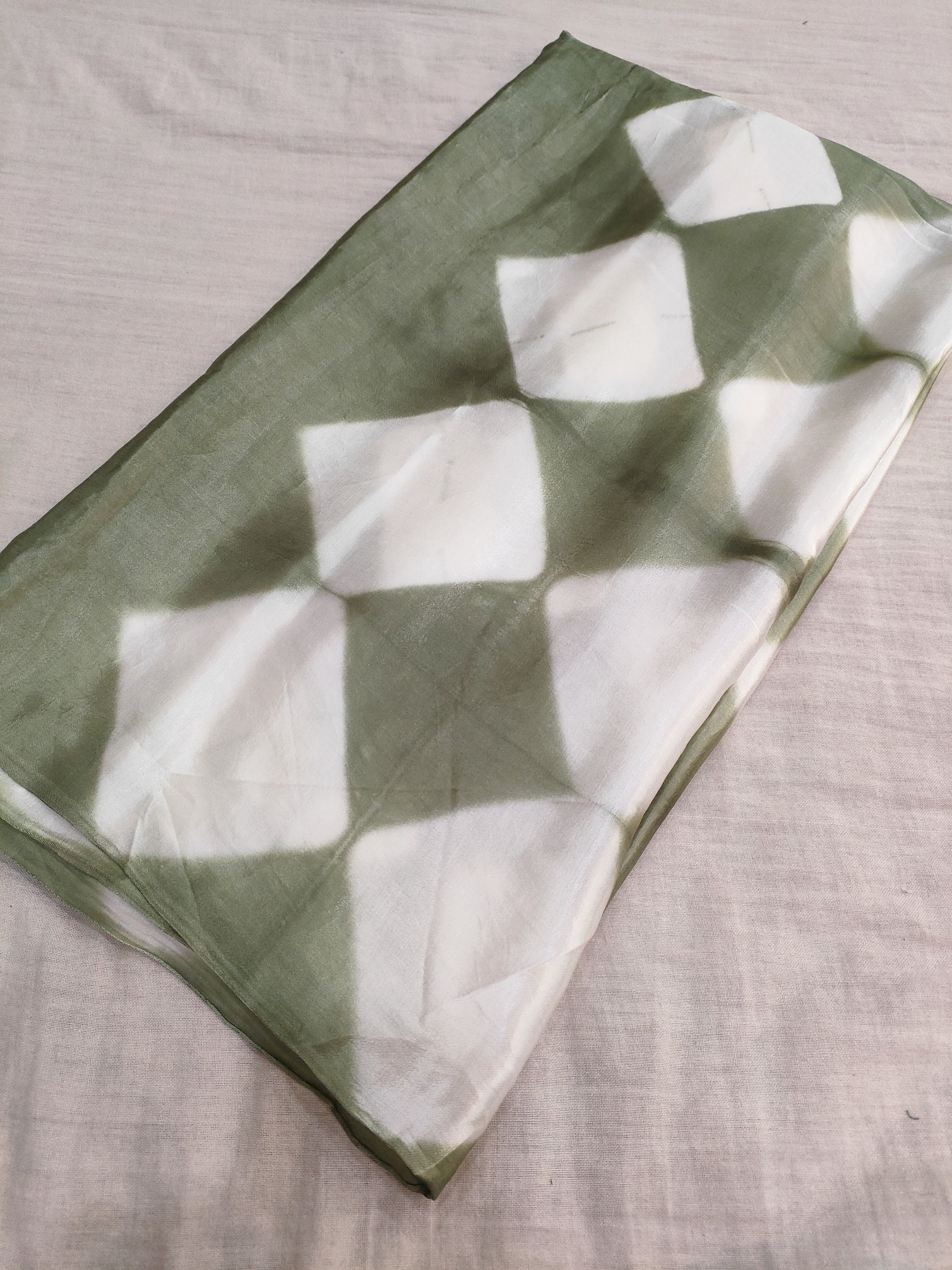 381002 शुद्ध गज्जी सिल्क हैंड डाई दुपट्टा - सूखी मेहंदी 