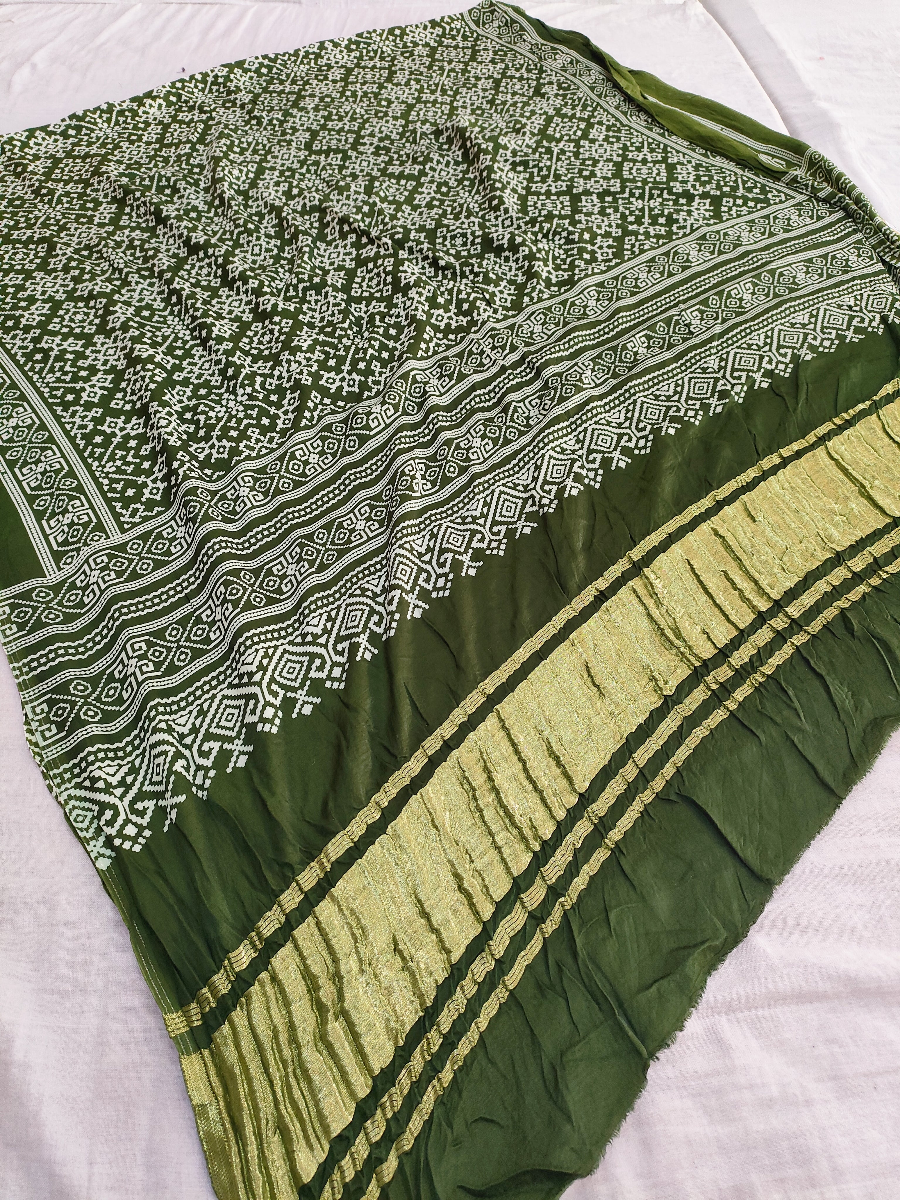 381003 शुद्ध गज्जी सिल्क पटोला दुपट्टा - वन हरा 